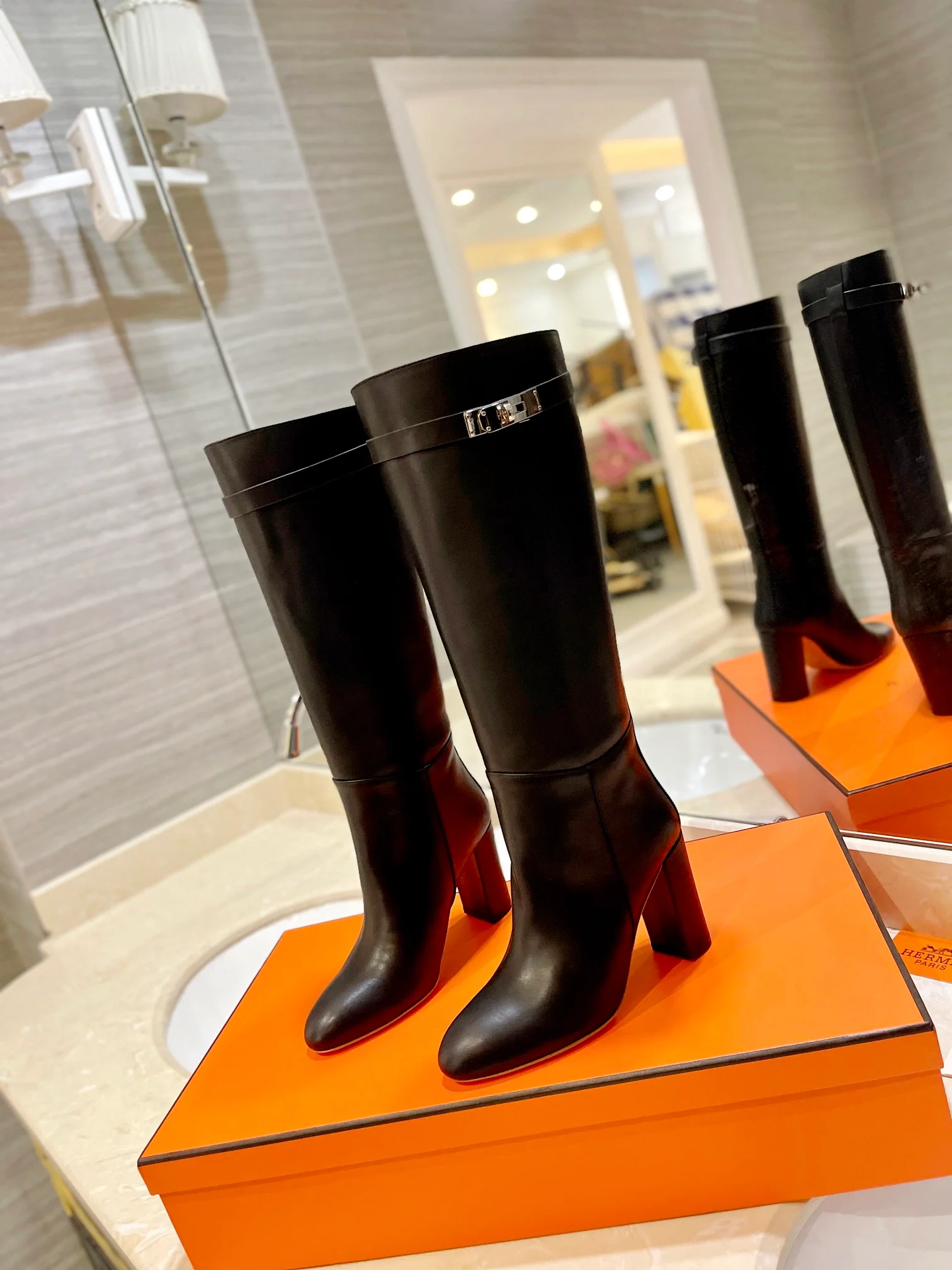 Классические сапоги Hermes Kelly с пряжкой - черные