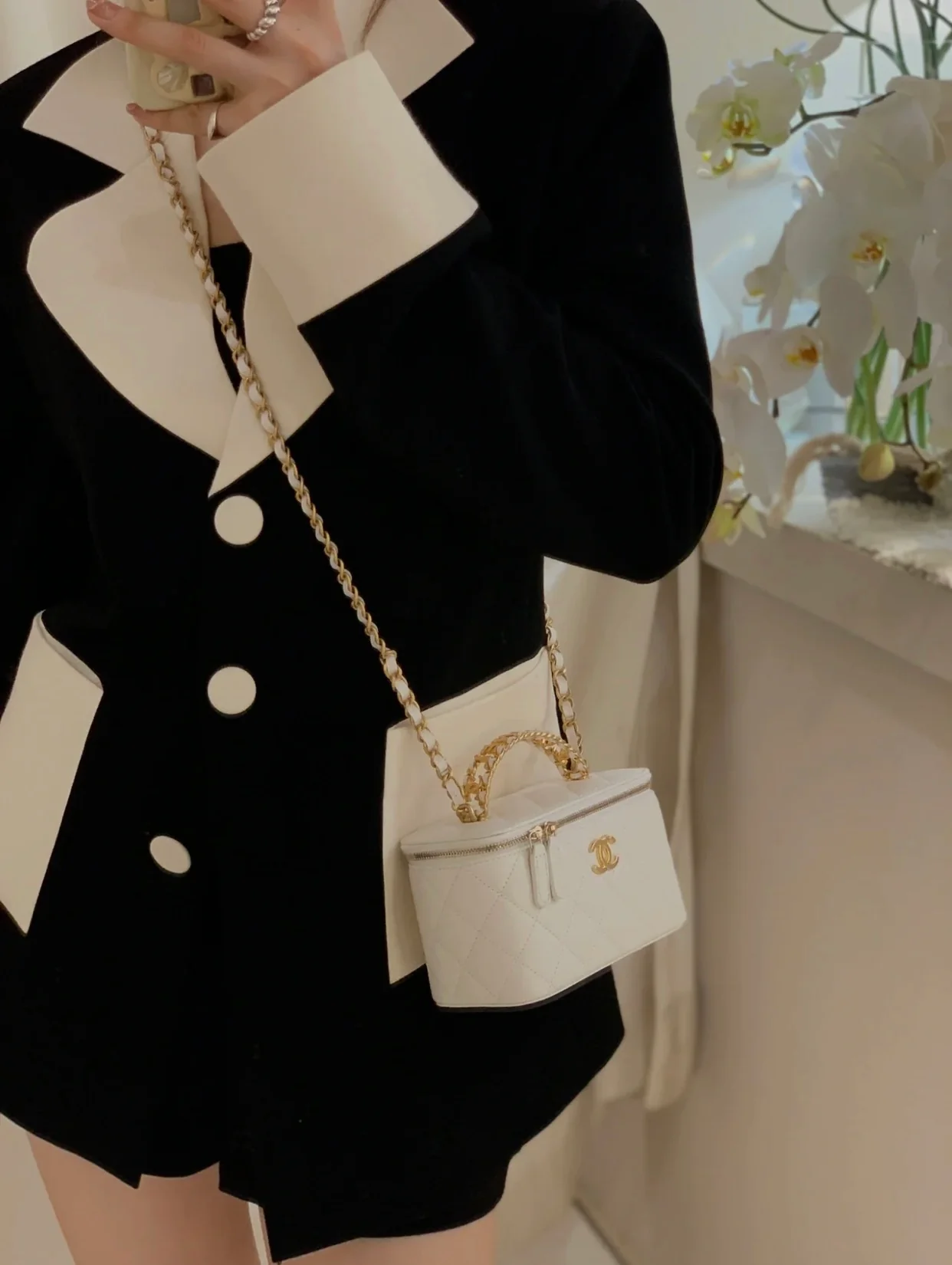 Весенне-летняя коллекция Chanel - Браслет с буквой - Квадратная коробка - Белый