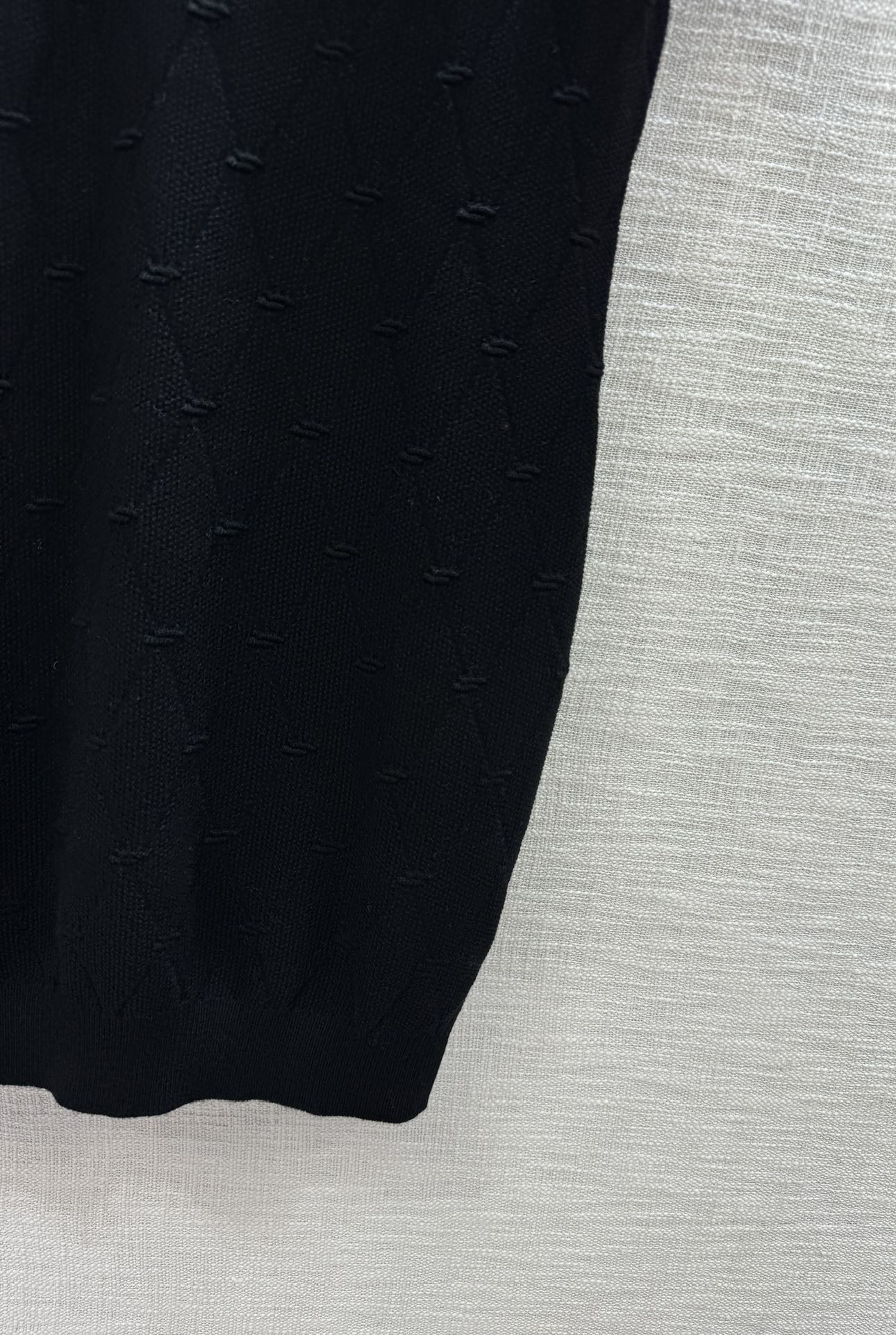 Новая коллекция Chanel Весна/Лето 2024: трикотажное платье с короткими рукавами и ромбовидным узором - Черное