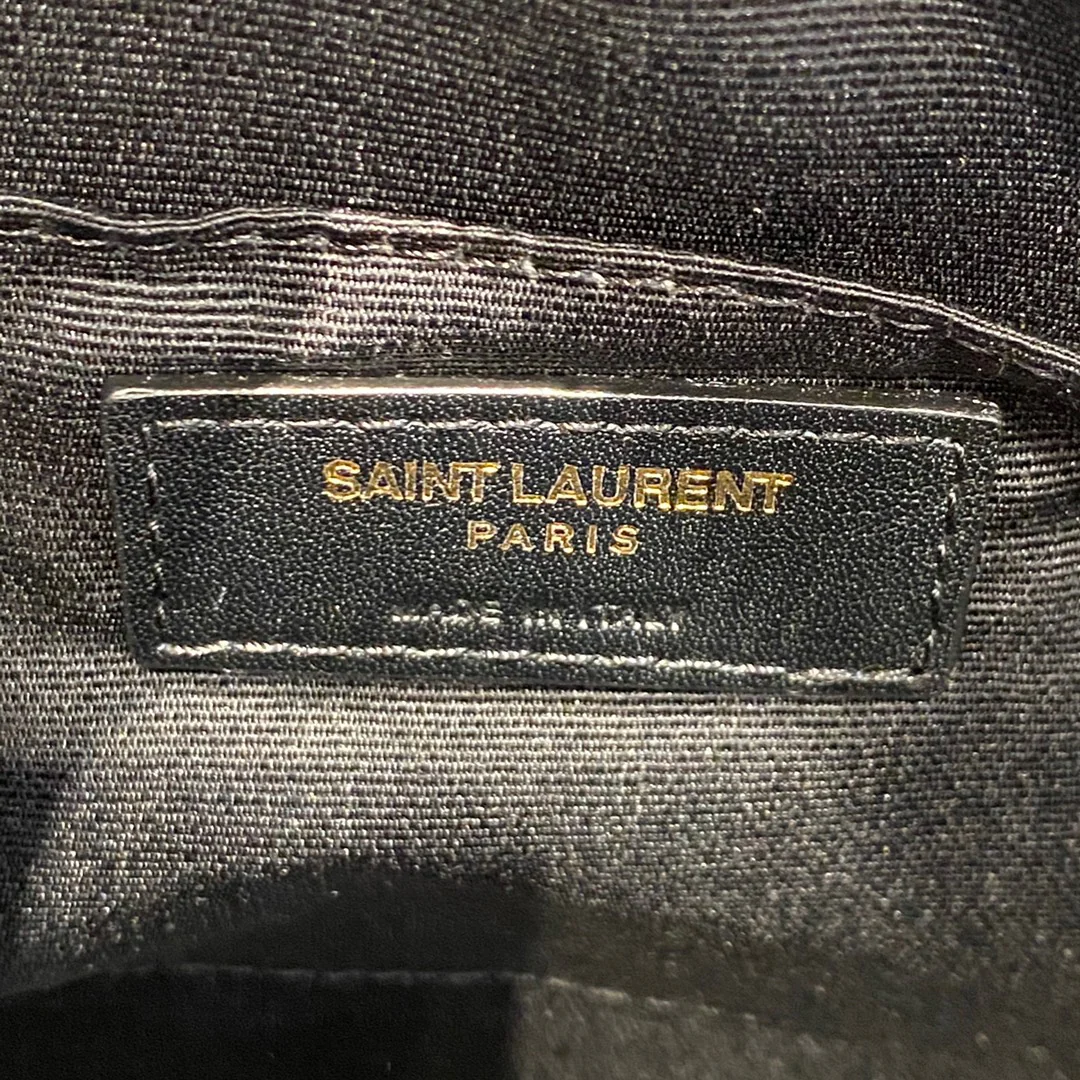 Фотосумка YSL Lou Bag — черная с золотой фурнитурой.