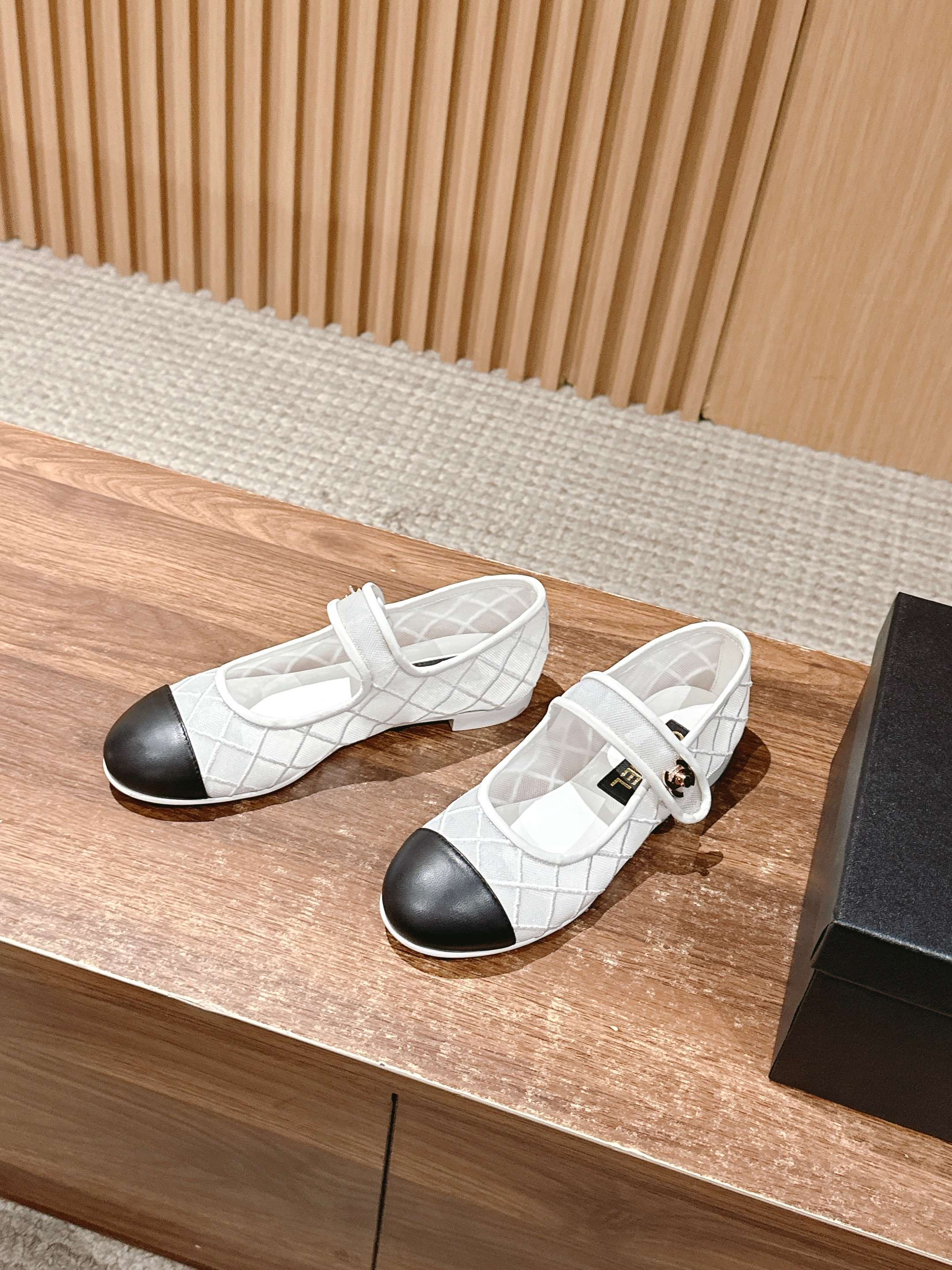 Новинка сезона весна/лето 2025 от Chanel - сетчатые туфли Мэри Джейн - белые.