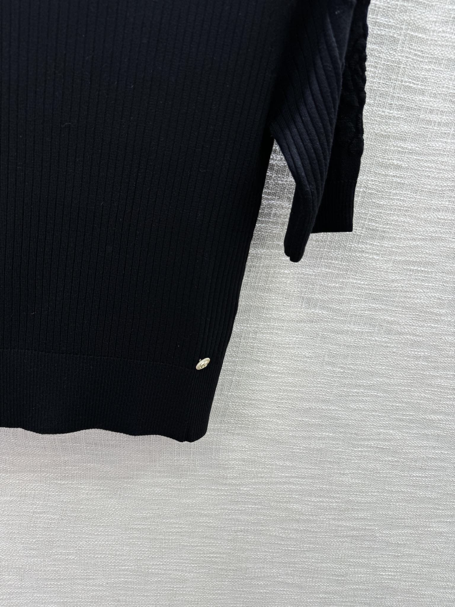 Chanel 2404 Четырехлистный клевер с камелией, вязаный, с коротким рукавом - черный