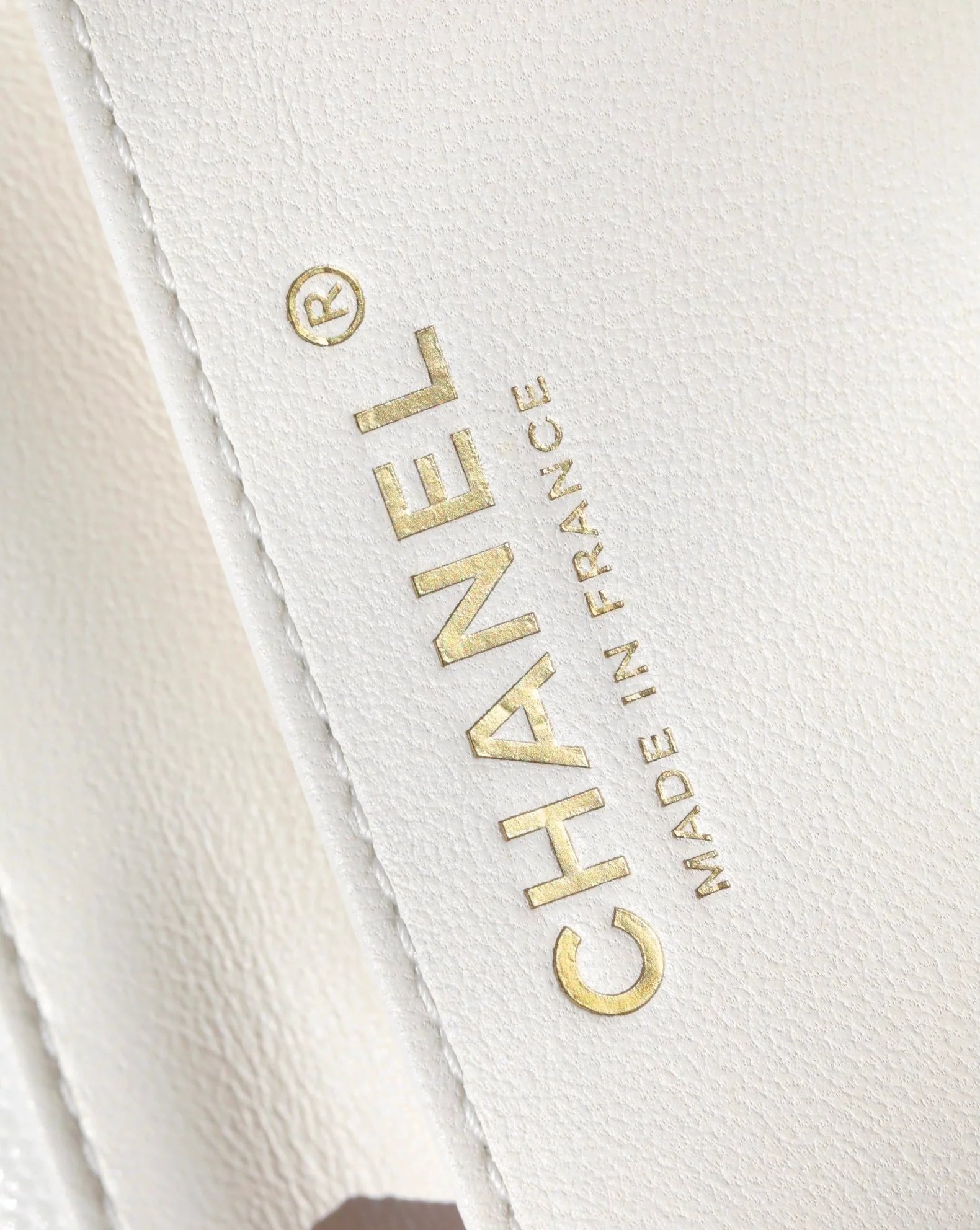 Мини-сумочка Chanel с ручкой и клапаном, белая.