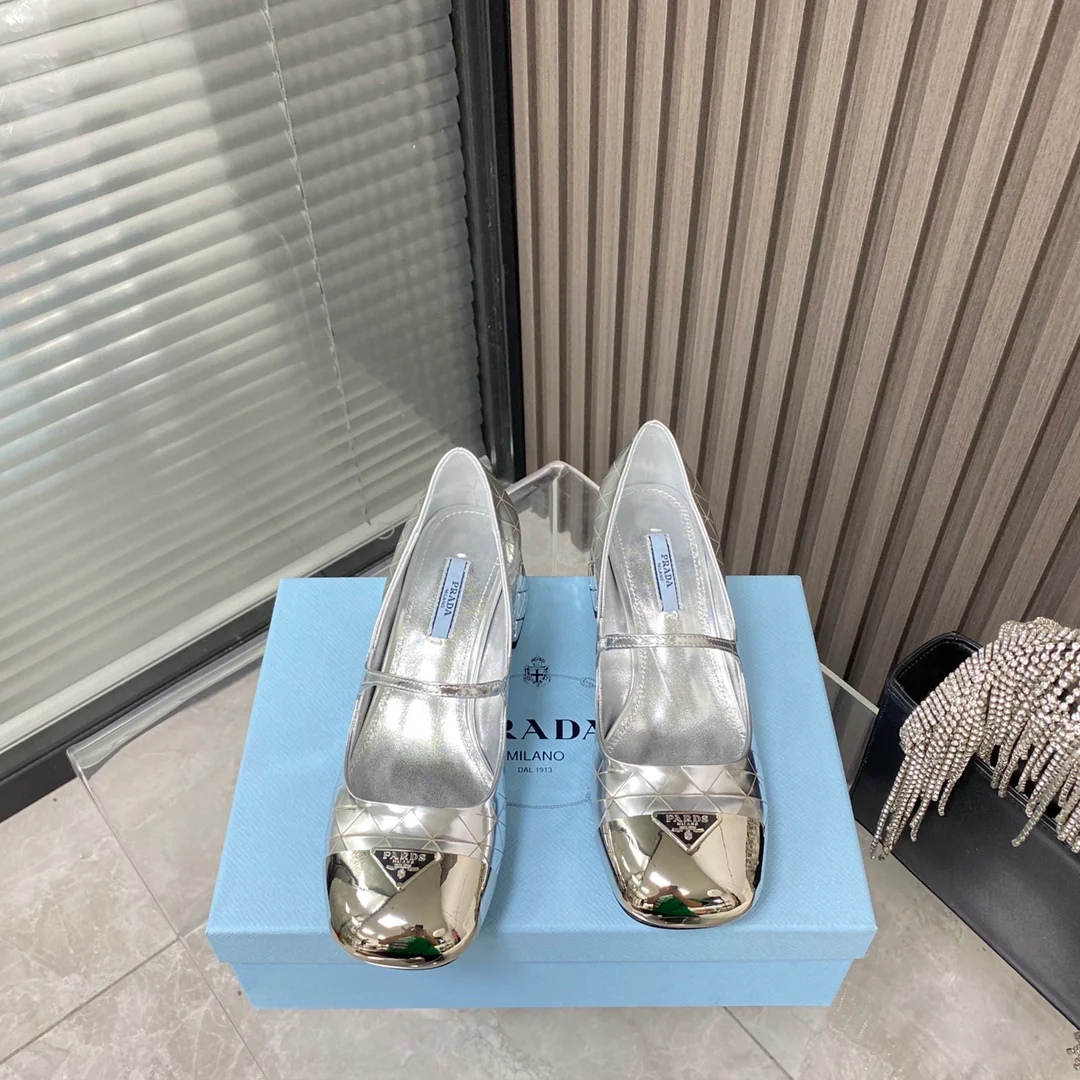 Новинка сезона весна/лето 2022 от Prada - туфли Мэри Джейн