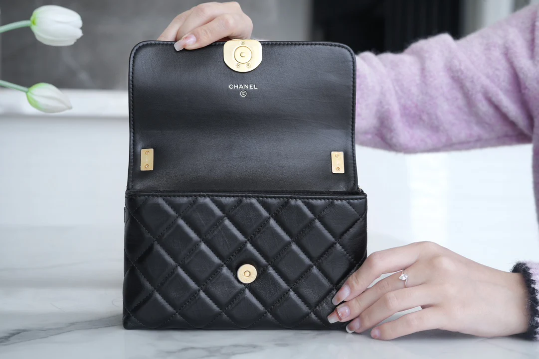 Коллекция Chanel осень/зима - 19 - Сумка ?Тофу? - Черная, широкий плечевой ремень, мятая кожа