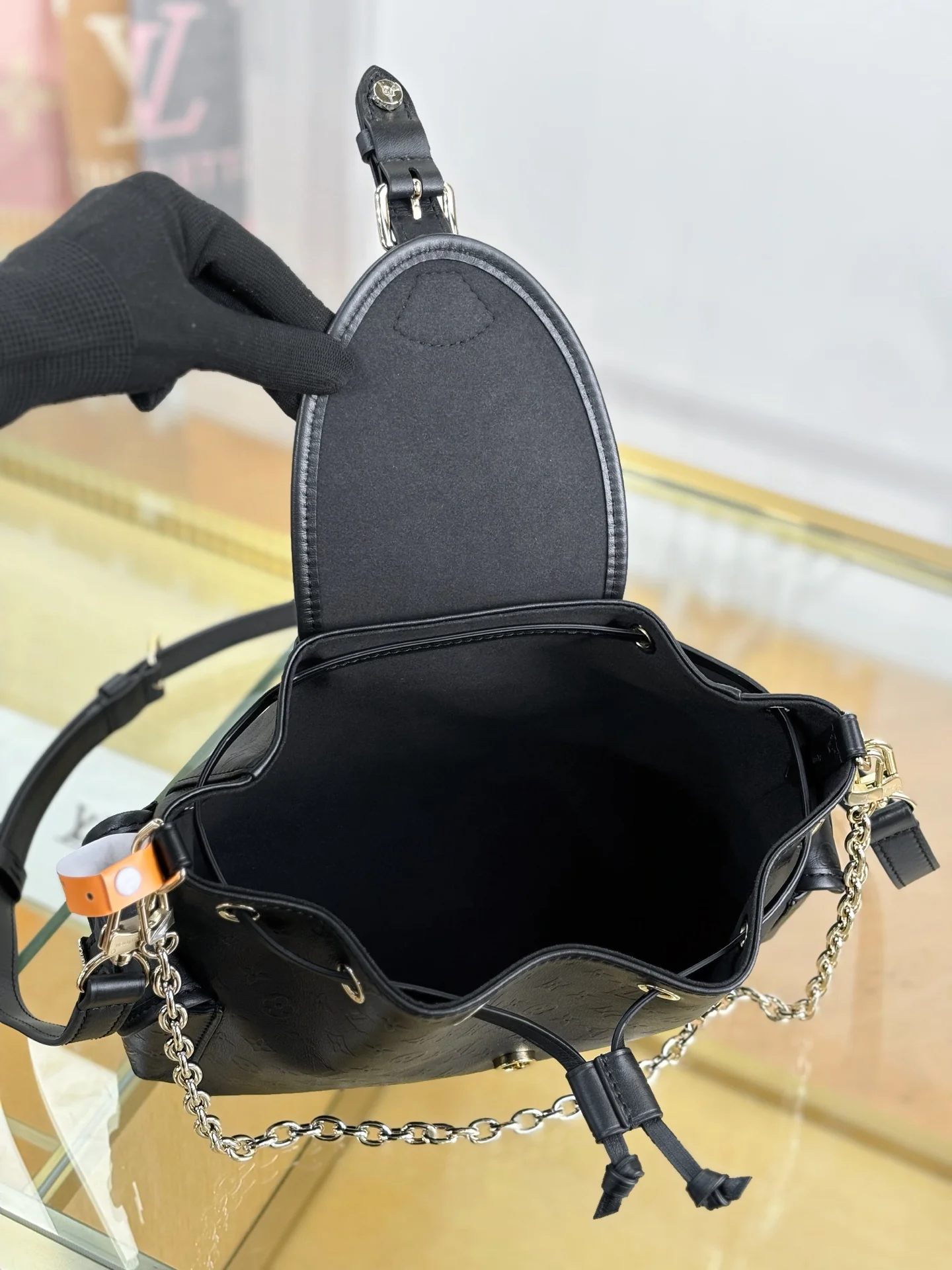 Сумка LV-m25554-odyssee — черная с акцентами из светлого золота.