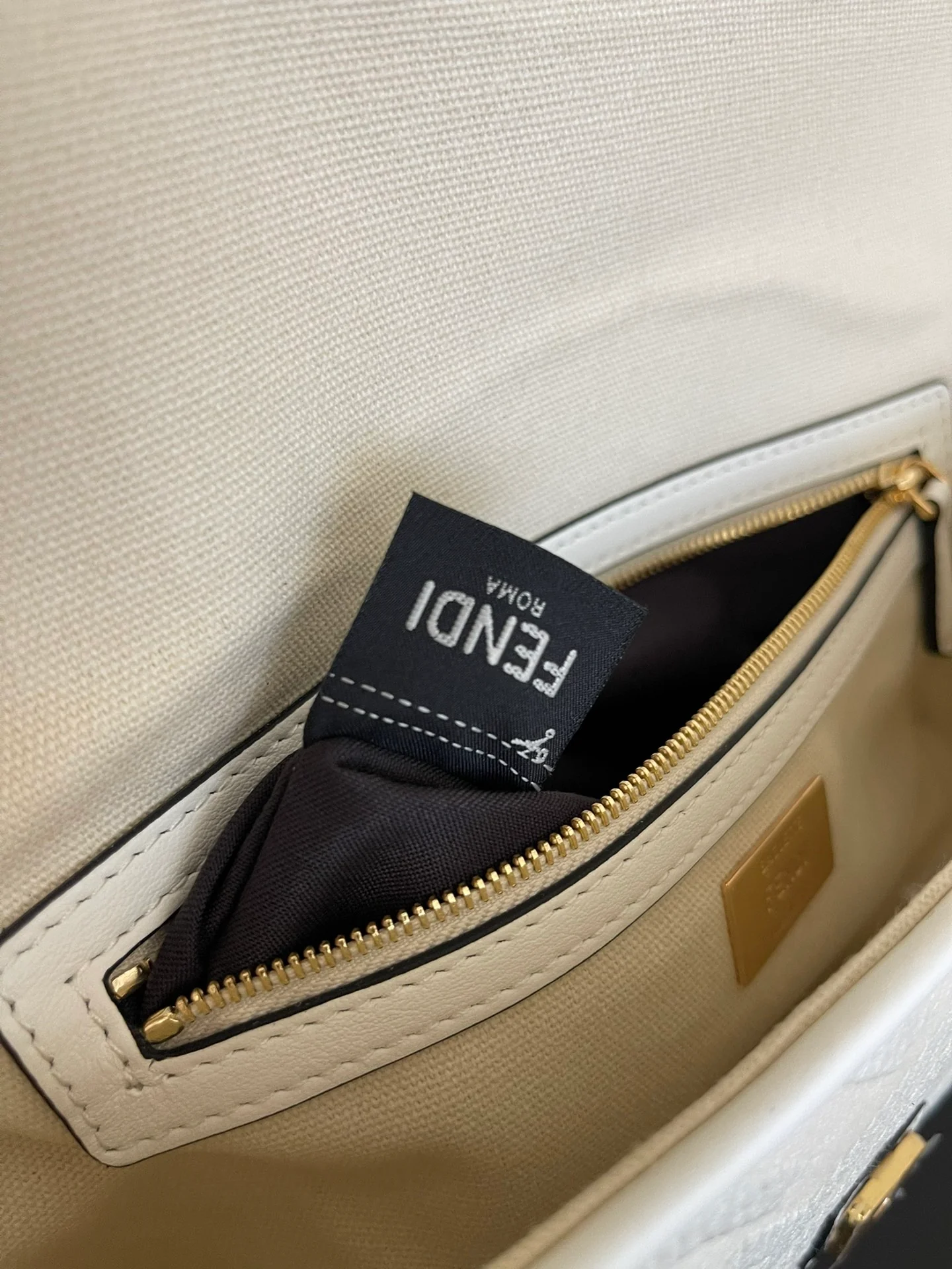 Сумка-багет Fendi с вышивкой - белая