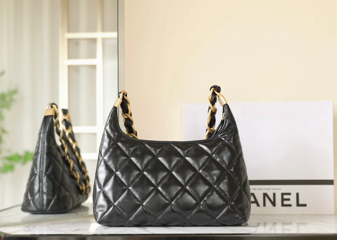 Chanel - Средняя сумка-хобо через плечо - Черная с золотой фурнитурой