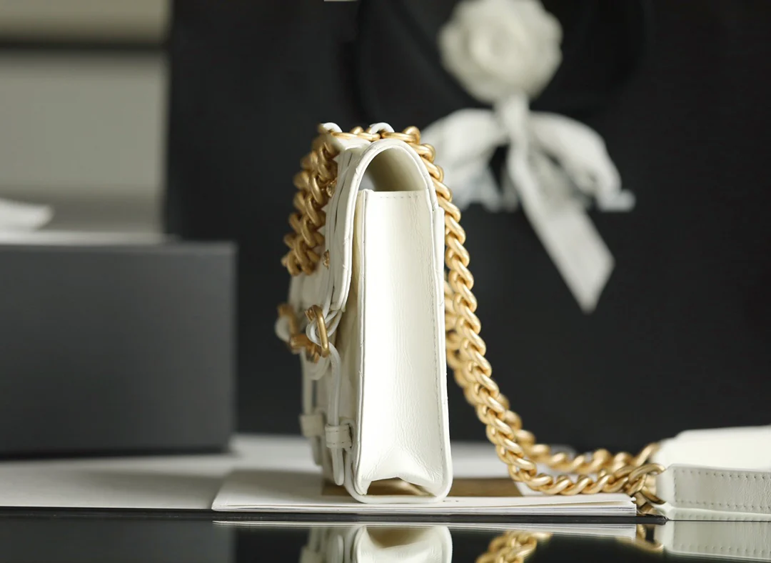 Коллекция Chanel осень/зима - Вертикальная сумка с клапаном - Сумка-мессенджер - 1