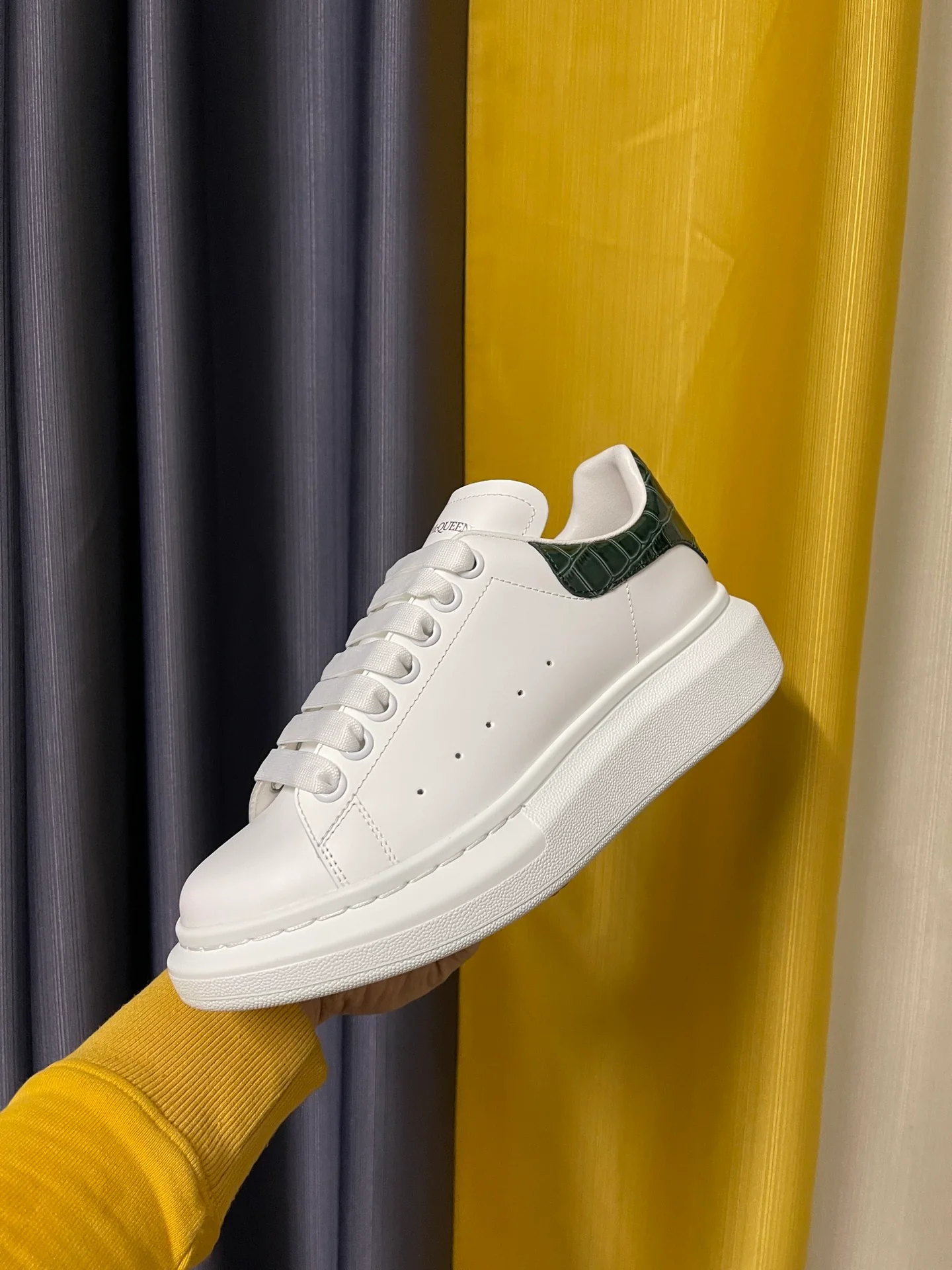 Классические белые кроссовки McQueen - унисекс - темно-зеленая лакированная кожа с текстурой 