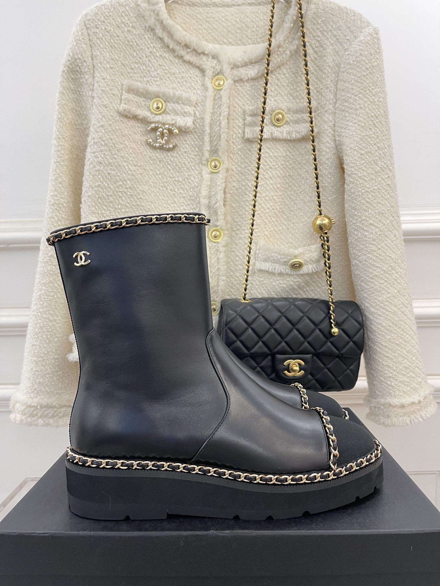 Весенняя коллекция Chanel 2022 — Ботильоны с цепочкой по краю — Черные