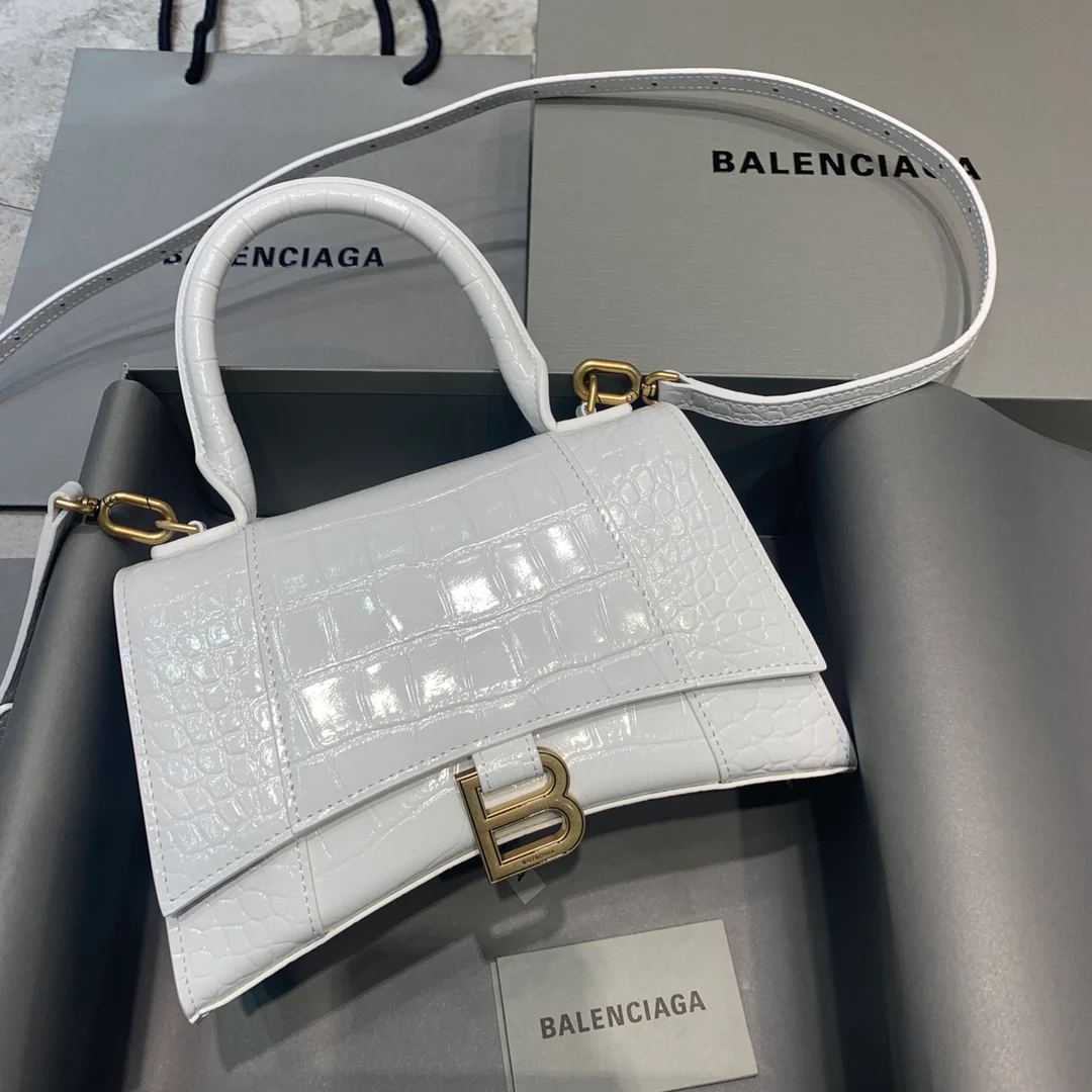 Сумка Balenciaga Hourglass - белая с крокодиловым принтом и золотой пряжкой.