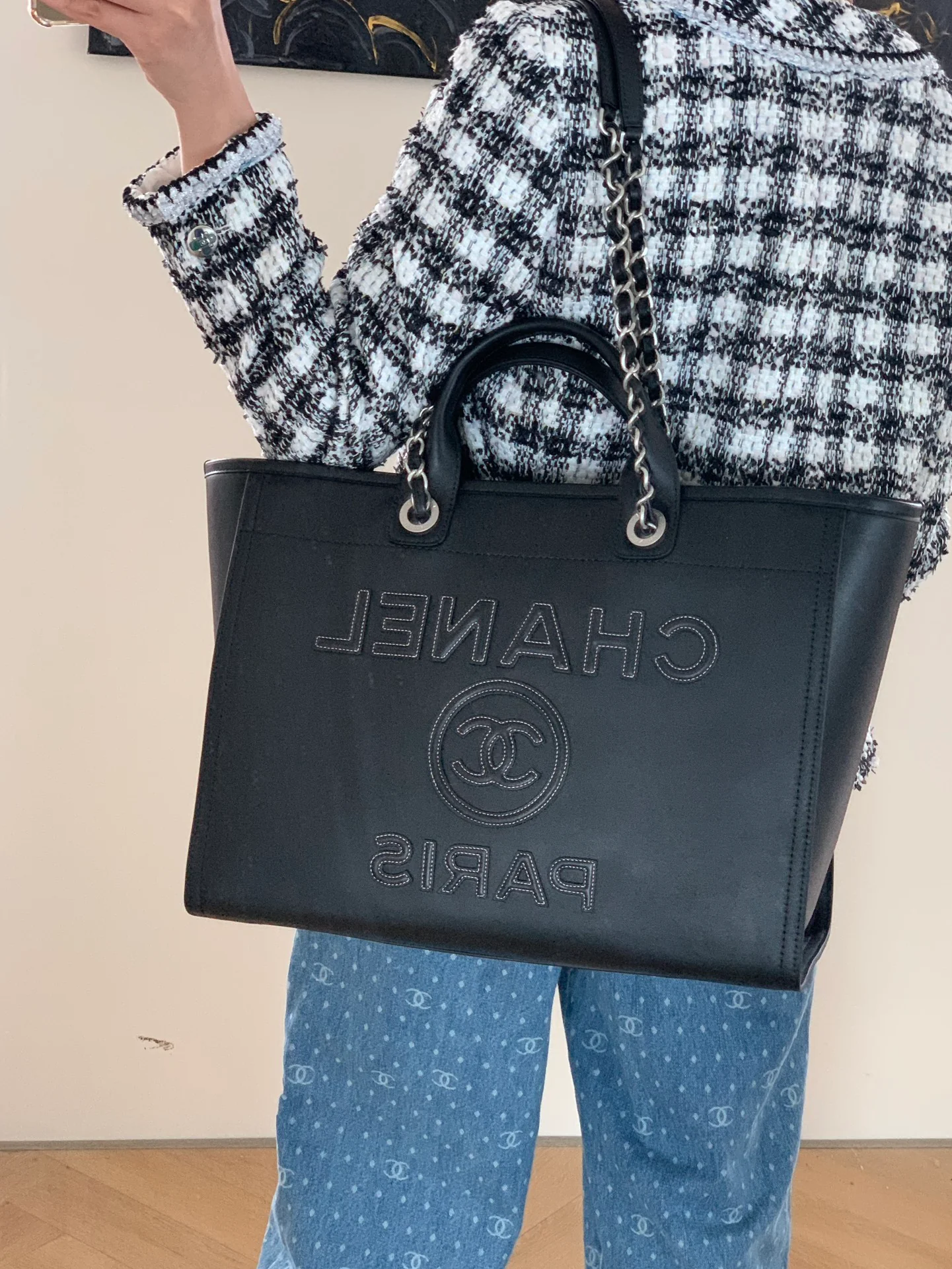 Пляжная сумка Chanel 24a из натуральной кожи, большая, черная.