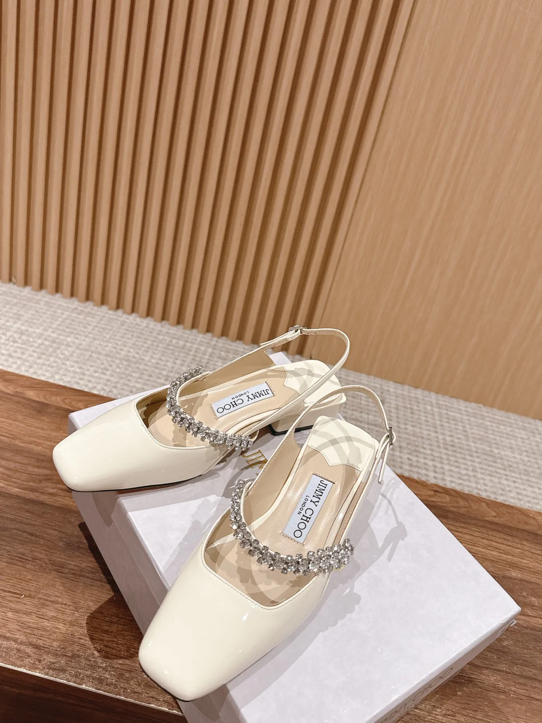 Сандалии Jimmy Mary Jane с кристальной цепочкой на пятке - белые