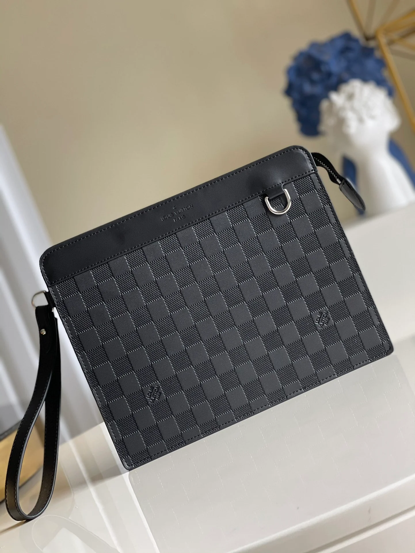 lv-n60448-standing-clutch-2