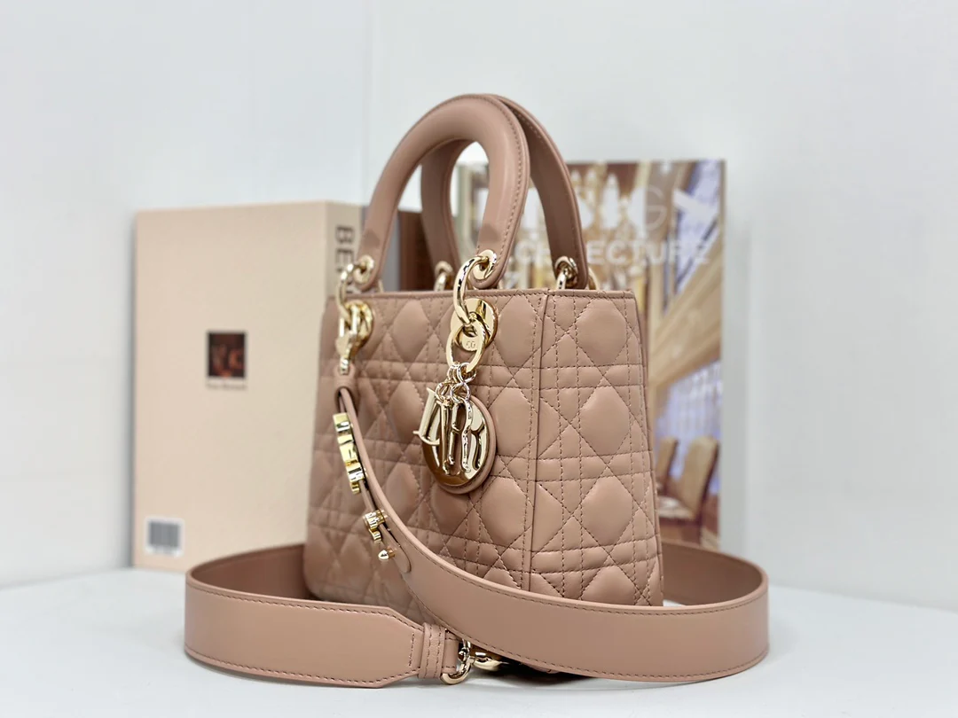 Коллекция Dior Lady - Коричневый цвет овечьей кожи