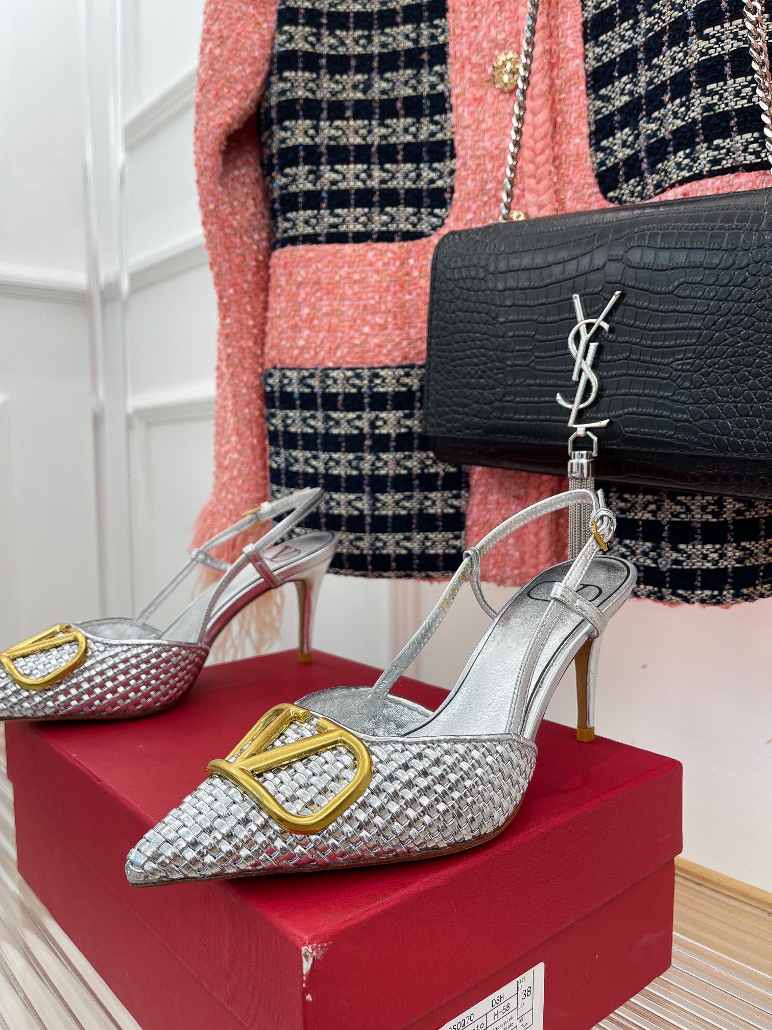 Новинка сезона весна/лето 2023 от Valentino - Босоножки на высоком каблуке V-Buck из плетеной кожи - 8 см - Серебристые