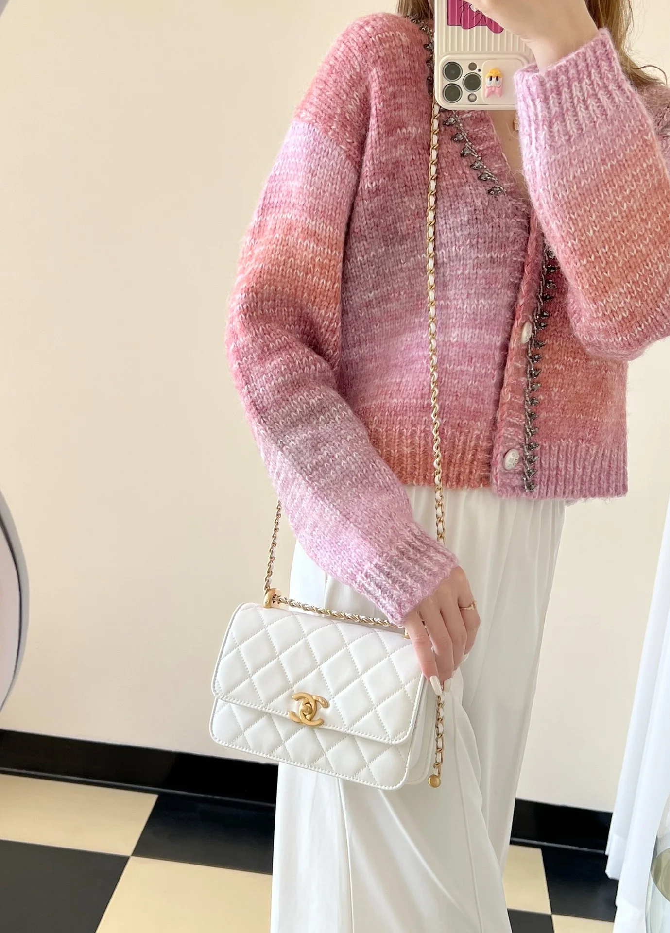 Маленькая белая сумка Chanel 24c с двойным золотым бисером и клапаном.