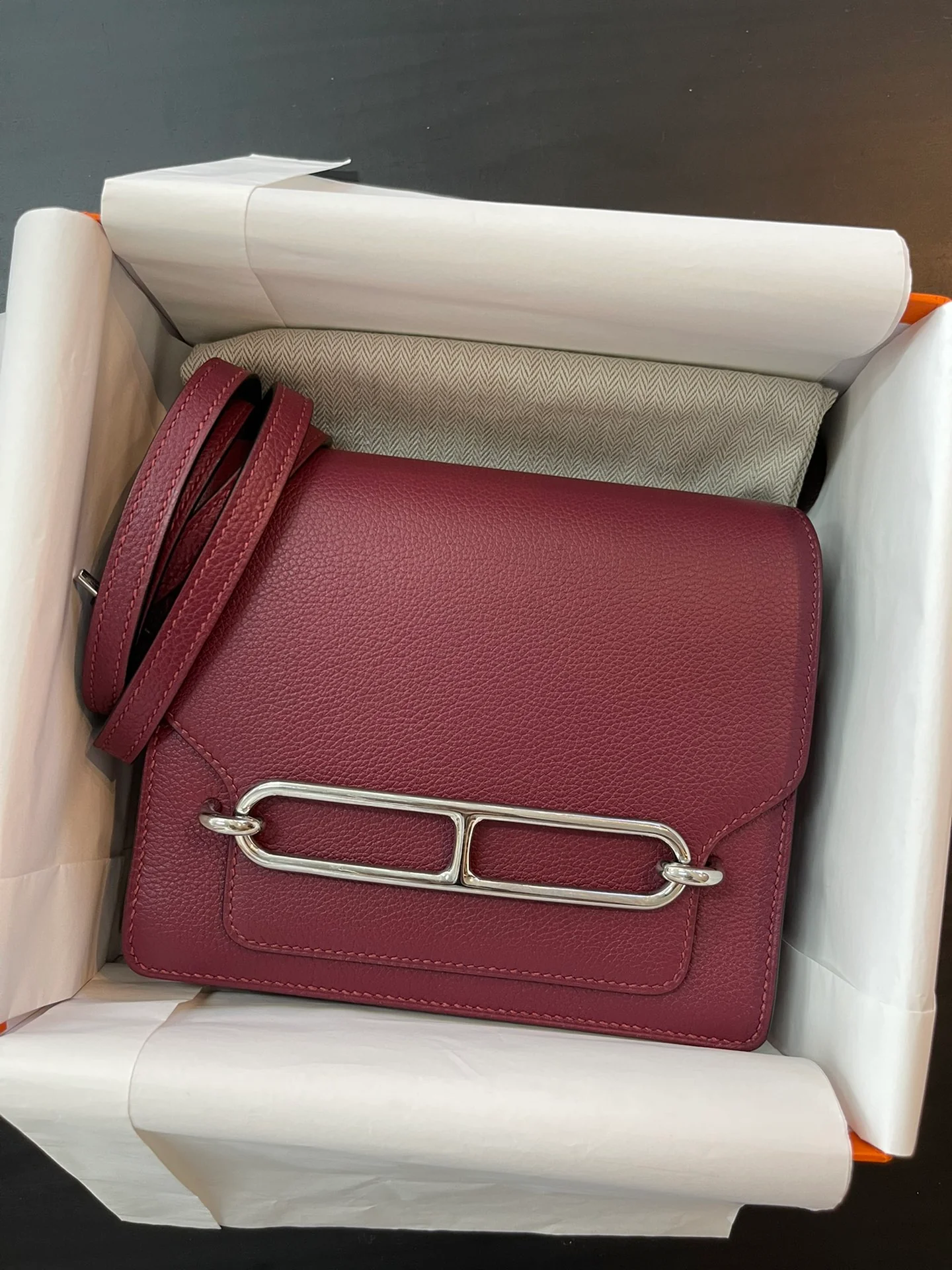 Мини-сумка Hermes Roulis - Hermes красного цвета с серебряной пряжкой.