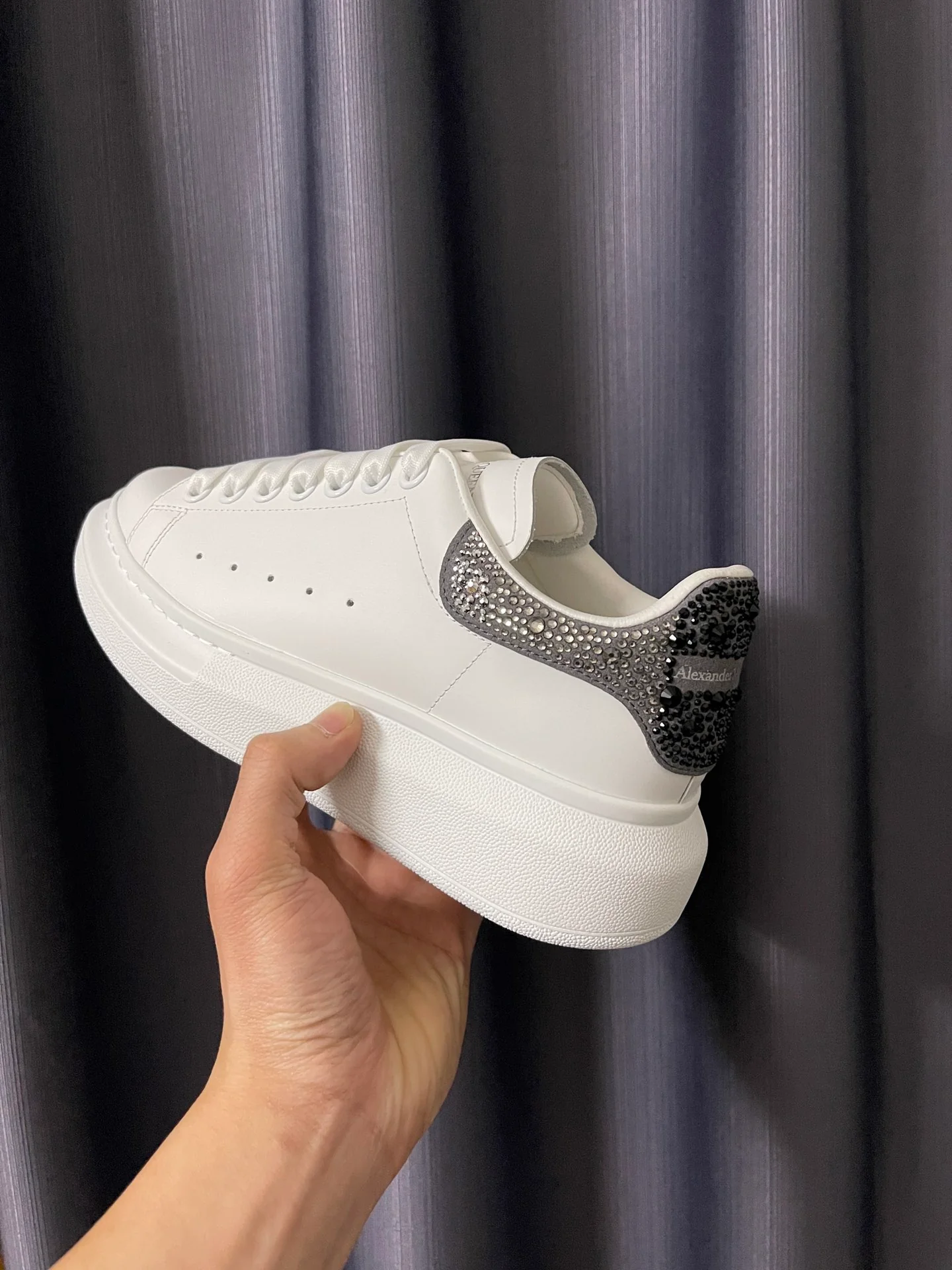 Классические белые кроссовки McQueen - унисекс - черные/серые/серебристые с каблуком, украшенным стразами