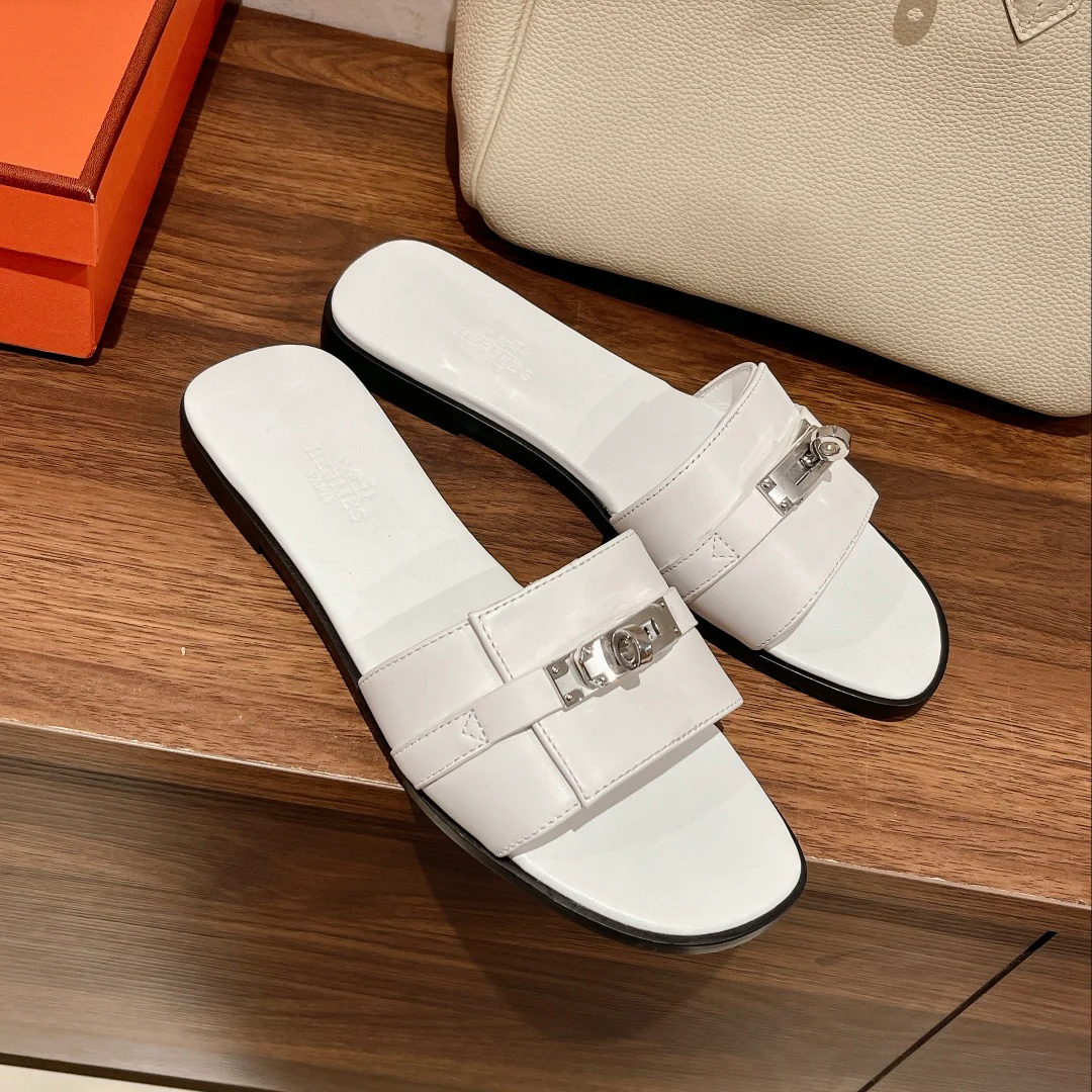 Весенняя коллекция Hermes 2023 — Новинка в бутике — Тапочки из нержавеющей стали с пряжкой Kelly — Белые