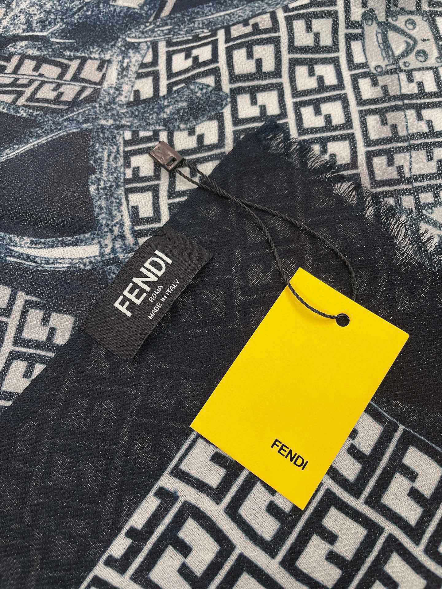 Кашемировый шарф Fendi - большой квадратный шарф