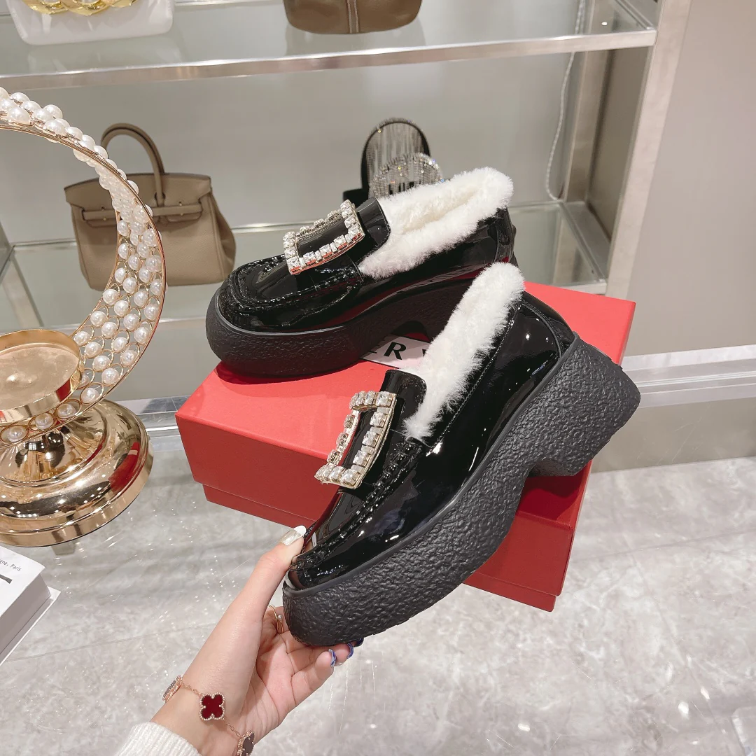 Новые флисовые лоферы RV осенне-зимней коллекции: толстая подошва, украшенные стразами.