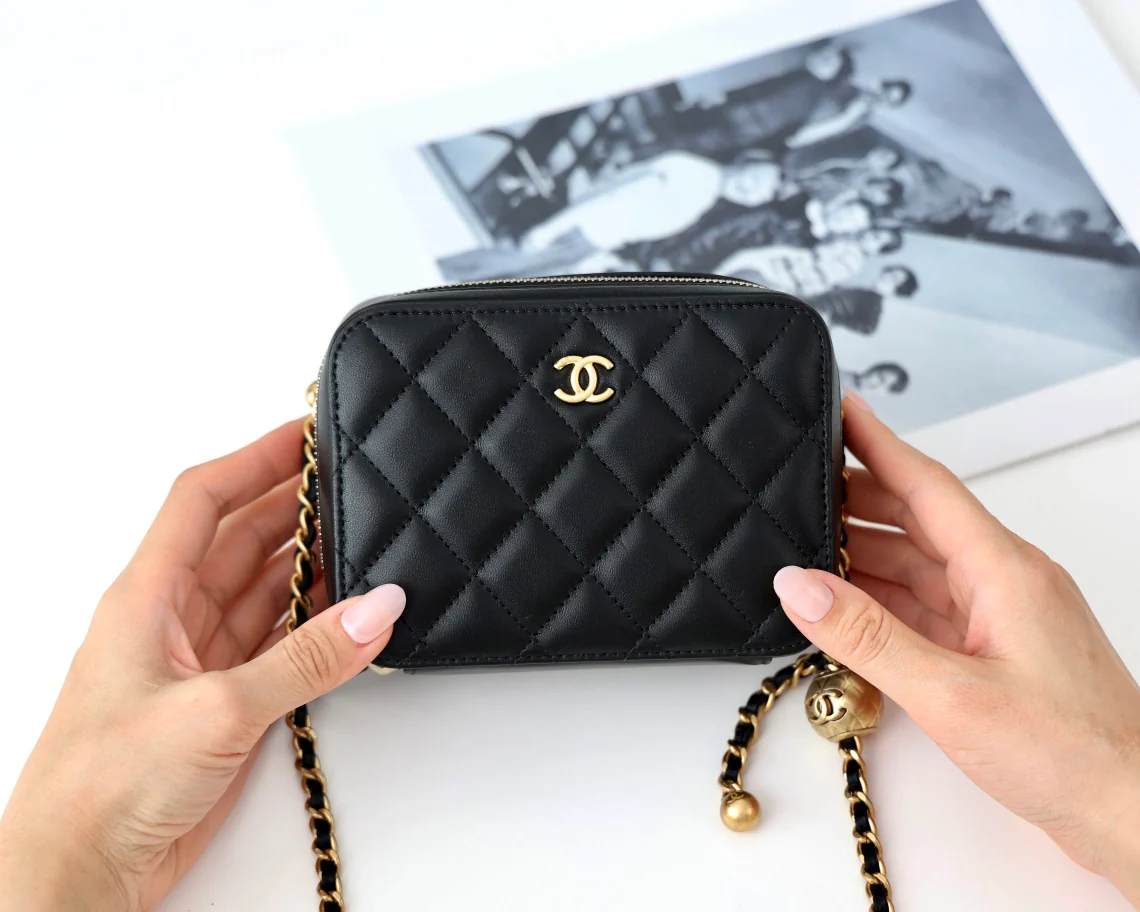 Весенняя коллекция Chanel 2022 — Маленькая сумка-фотоаппарат Gold Globe.