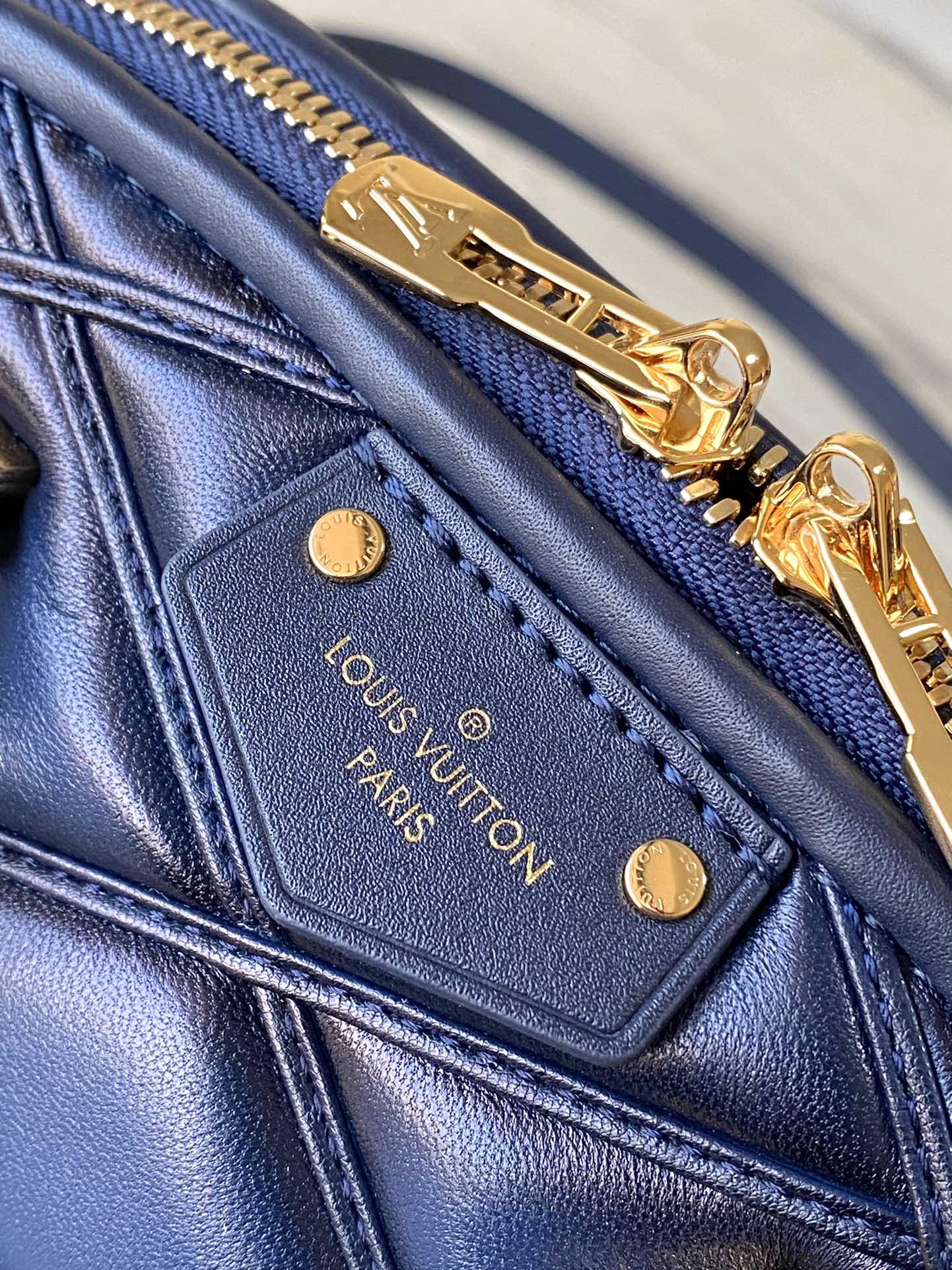 m23666-LV-nicolas-ghesquiere-shell bag-blue