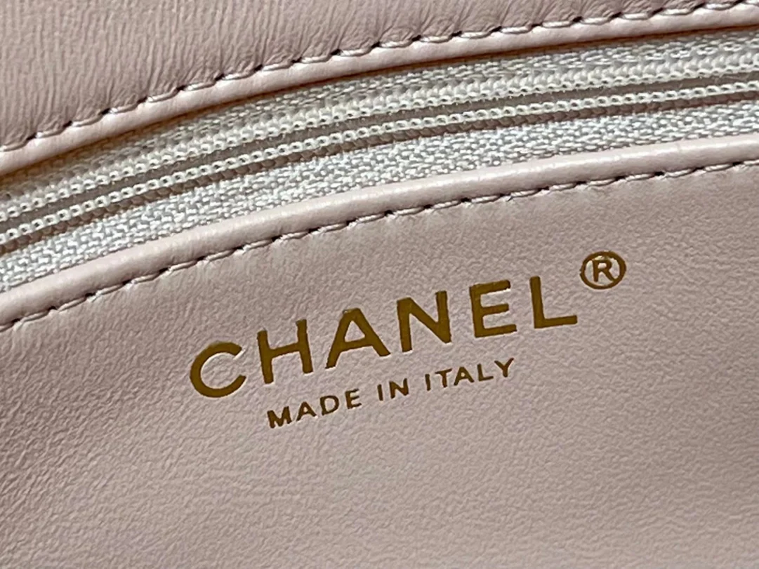 Новинка сезона весна/лето 2023 от Chanel - сумка из овечьей кожи CF - розовая.