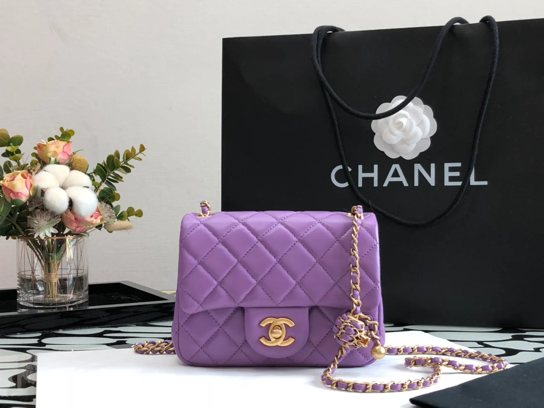 Сумка Chanel 2022 года, выпущенная к премии ?Золотой глобус?, квадратная, с откидным клапаном - 1 шт.