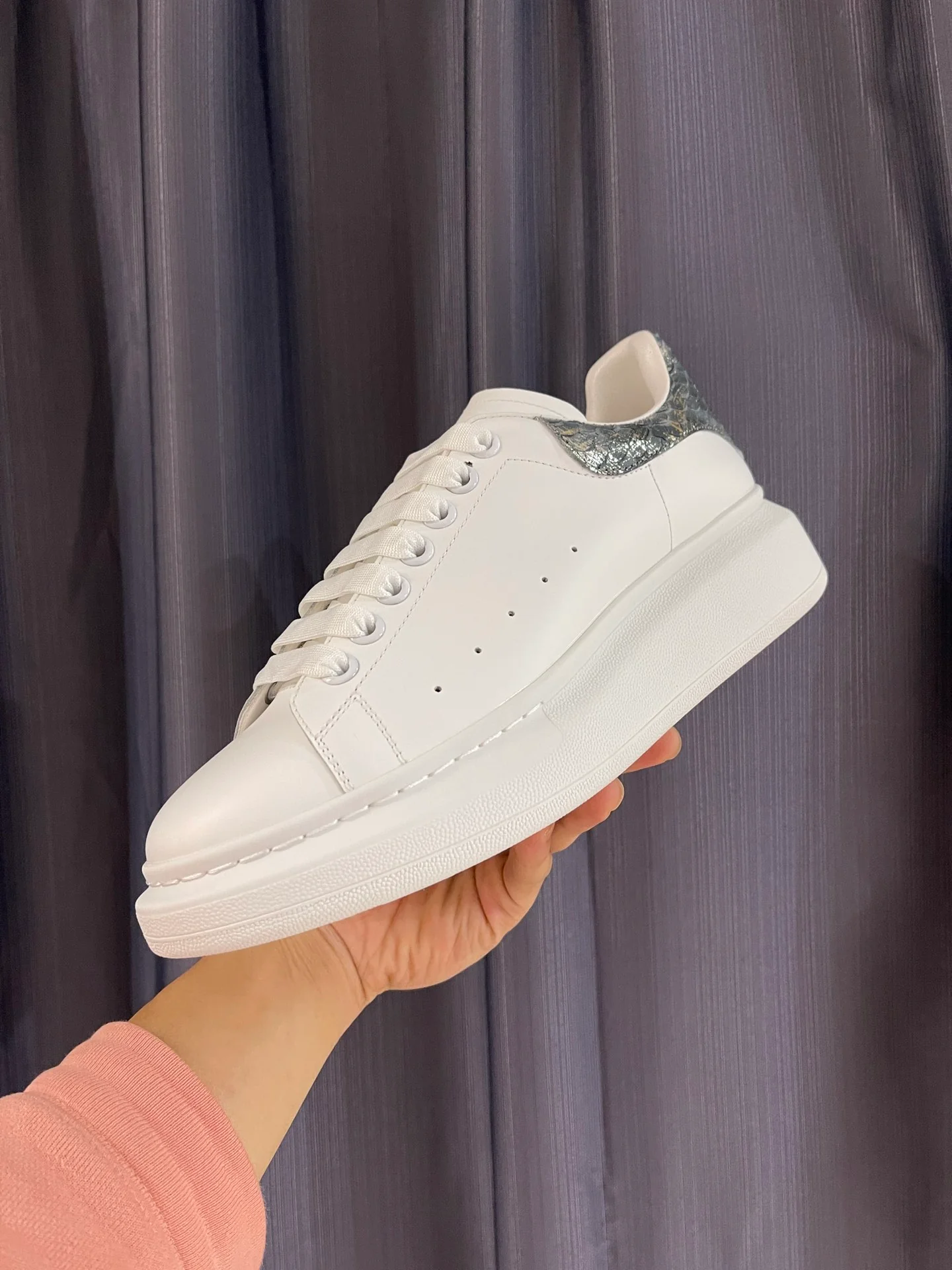 Классические белые кроссовки McQueen - унисекс - каблук из серой змеиной кожи - Премиум-издание