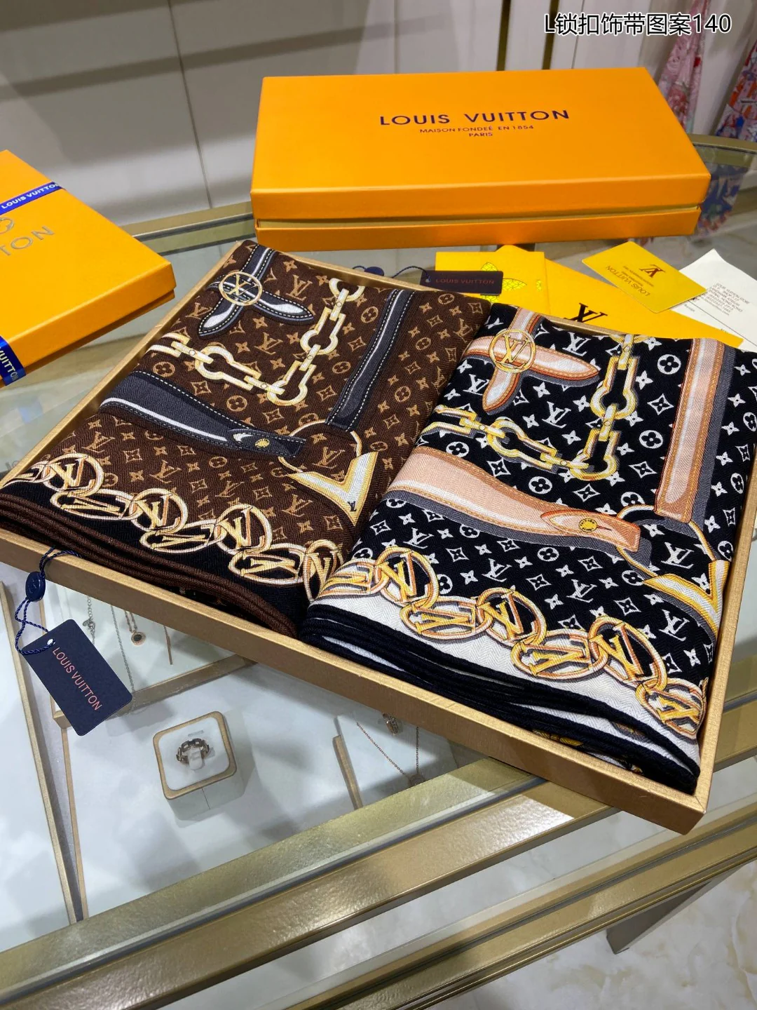 Кашемировый шарф с монограммой LV, 140 см, 70% кашемир, 30% шелк.