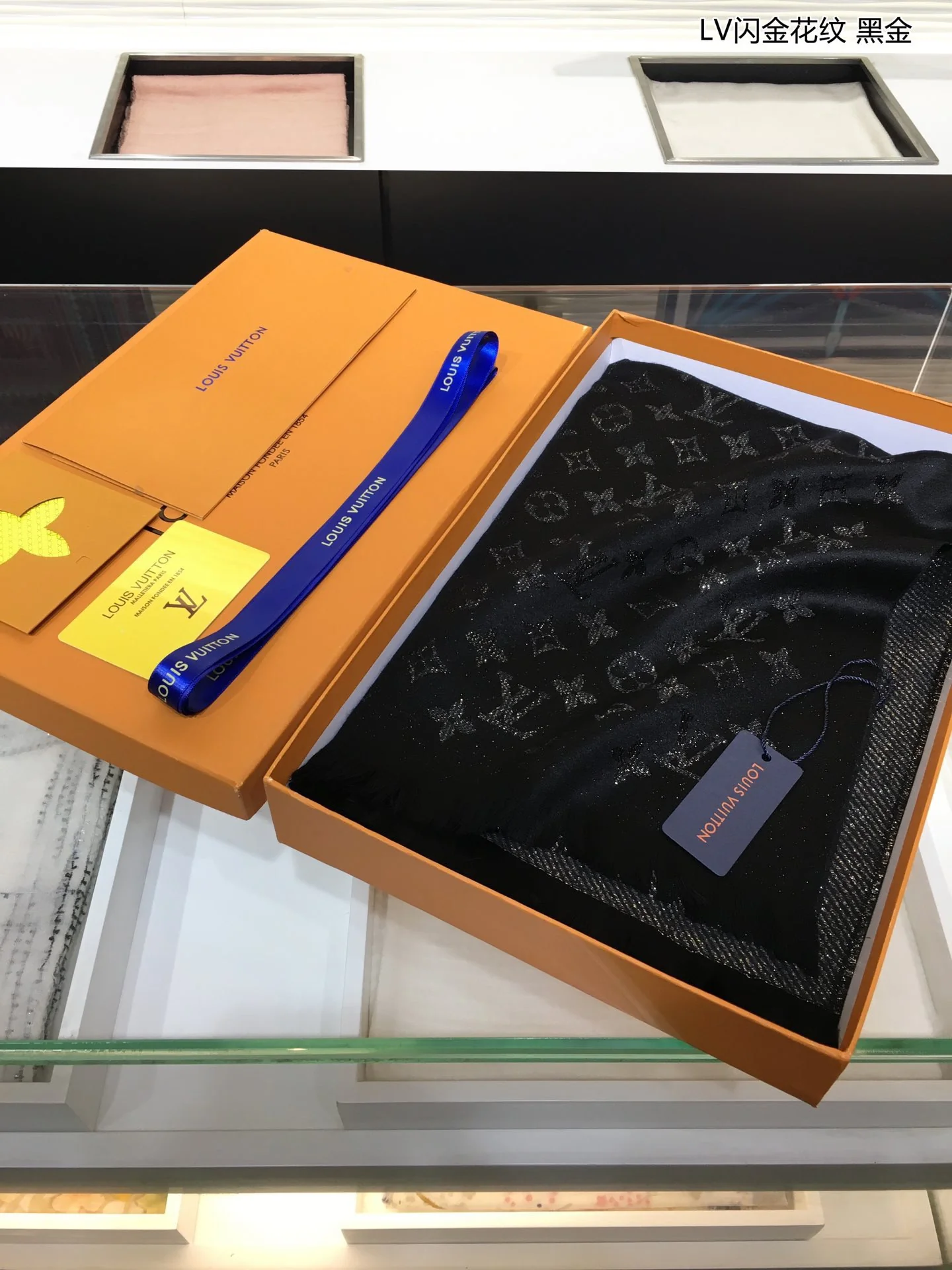 Кашемировый шарф Louis Vuitton с золотистым мерцающим узором.