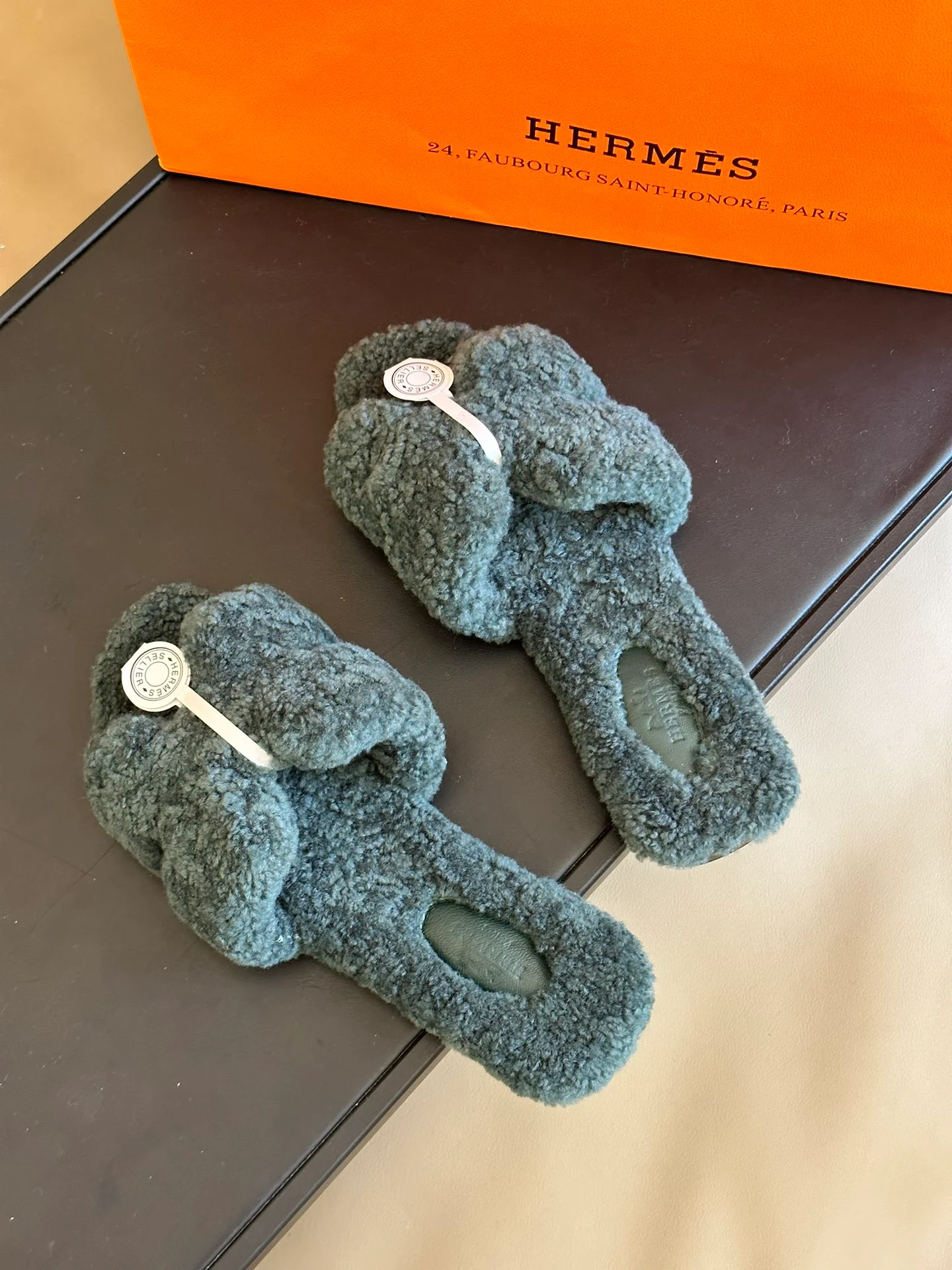 Сандалии Hermes 2024 с кудрявым мехом - зеленые