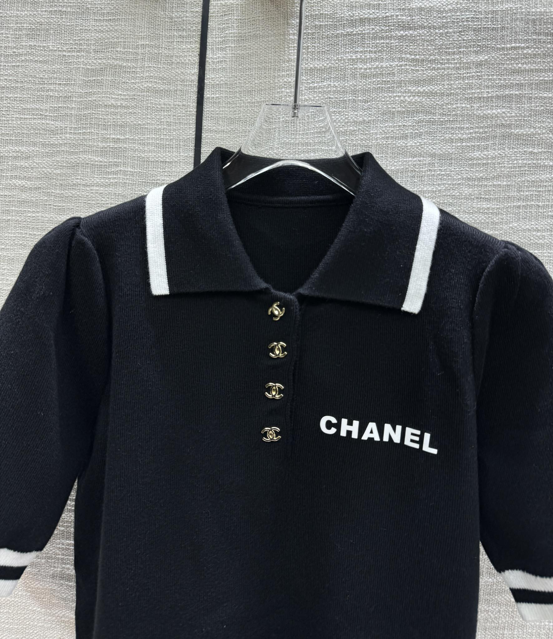 Вязаная футболка Chanel 2403 с коротким рукавом и воротником-поло - черная