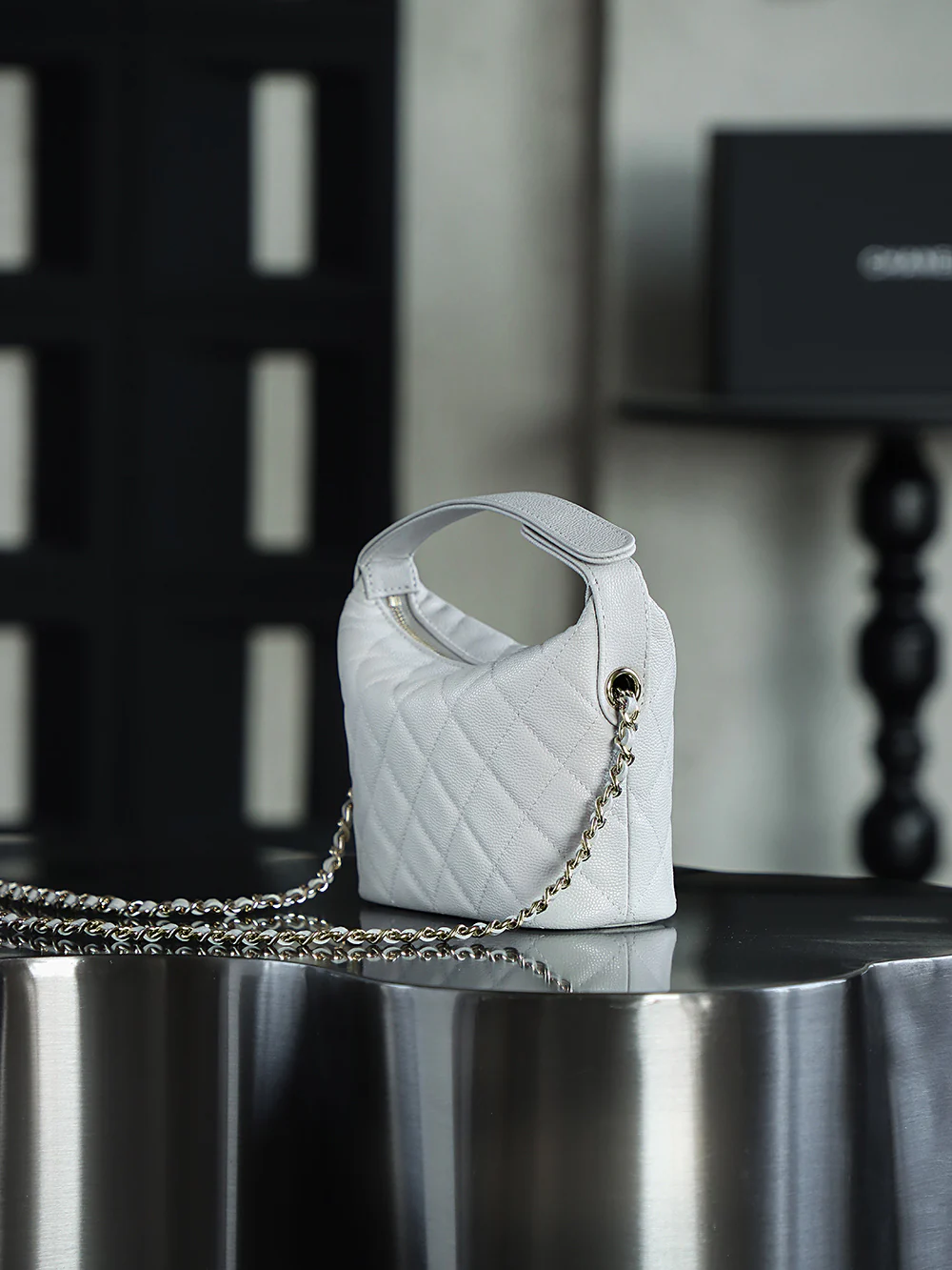 Chanel 25c - Средняя длина, телячья кожа - Сумка для ланча - Белая с золотой фурнитурой