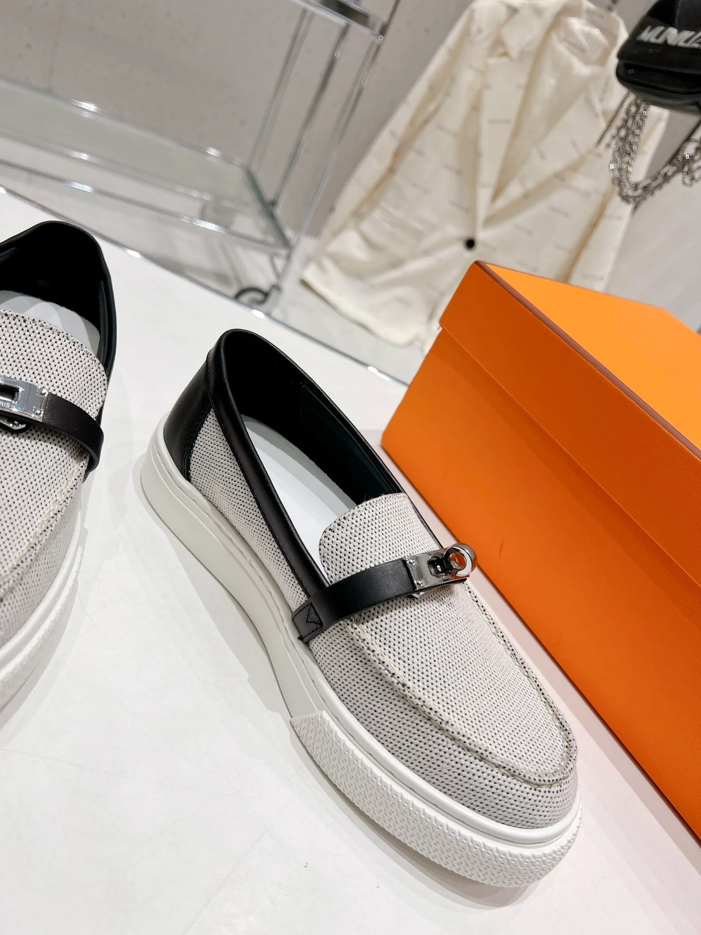 Новинка 2022 года: белые повседневные кроссовки Hermes Kelly Buckle.