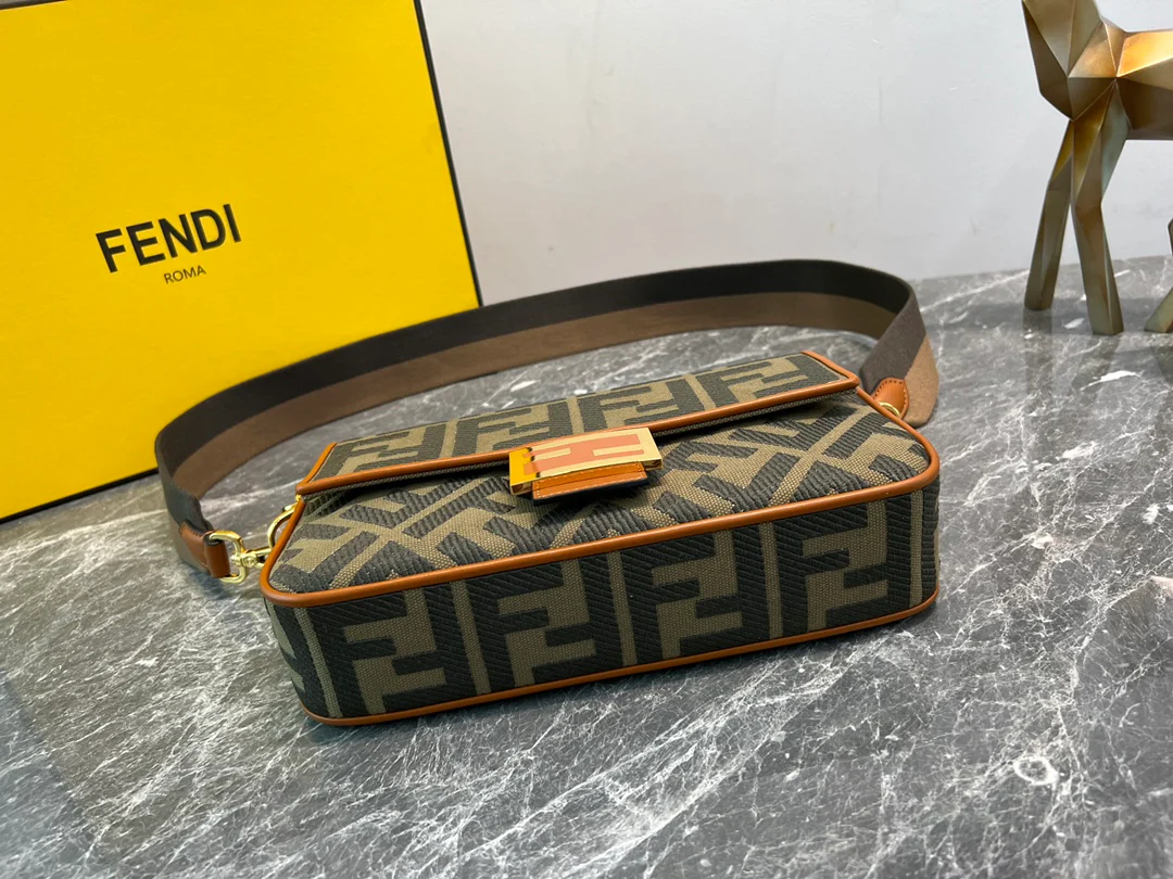 Сумка Fendi Baquette - вышивка из выстиранного денима.