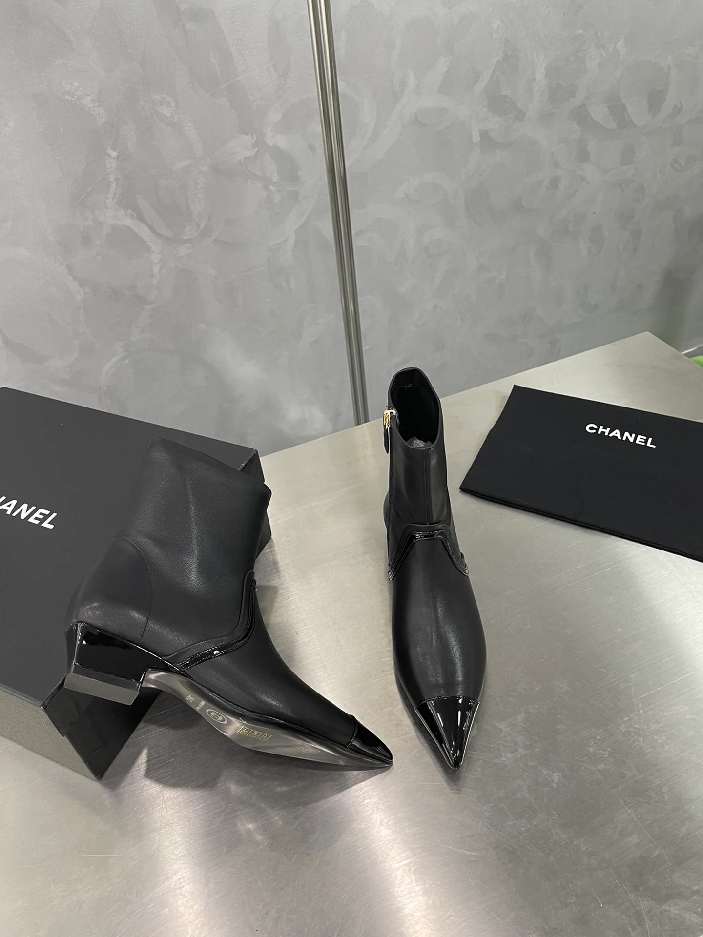 Chanel - Сапоги через плечо