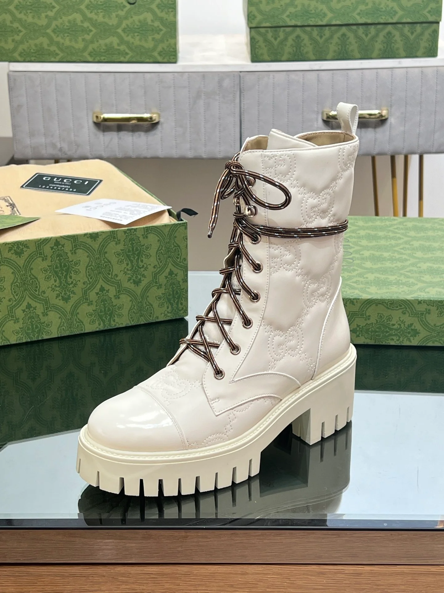 Походные ботинки Gucci с вышивкой и шнуровкой Mattelasse, белые.