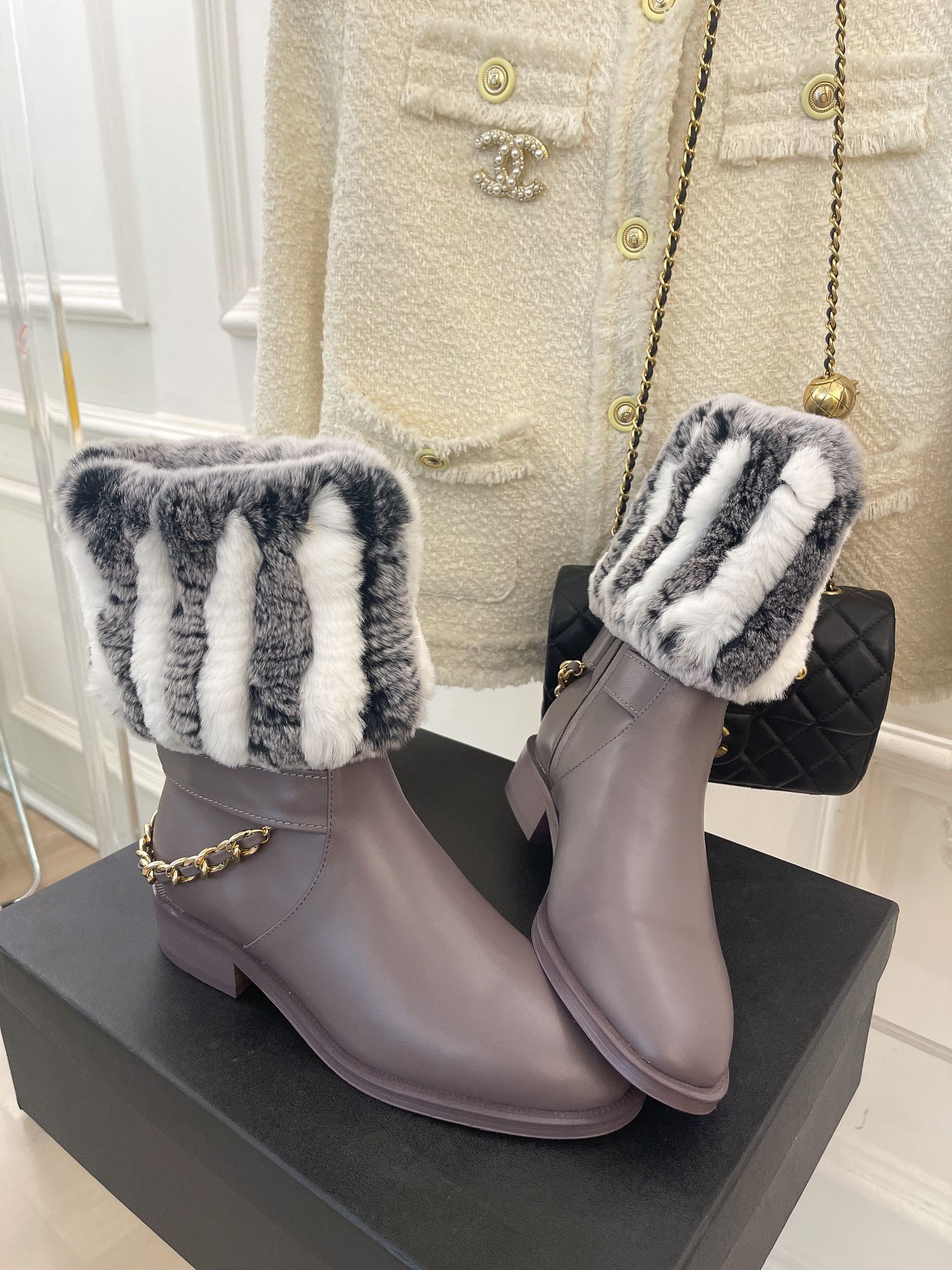 Новинка весны 2022 года от Chanel - Меховые ботильоны - Серые