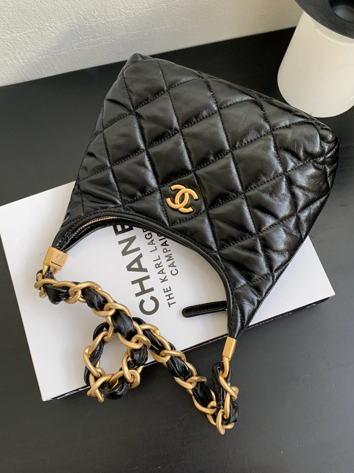 Сумка-хобо Chanel с массивной цепочкой на плечо - черная