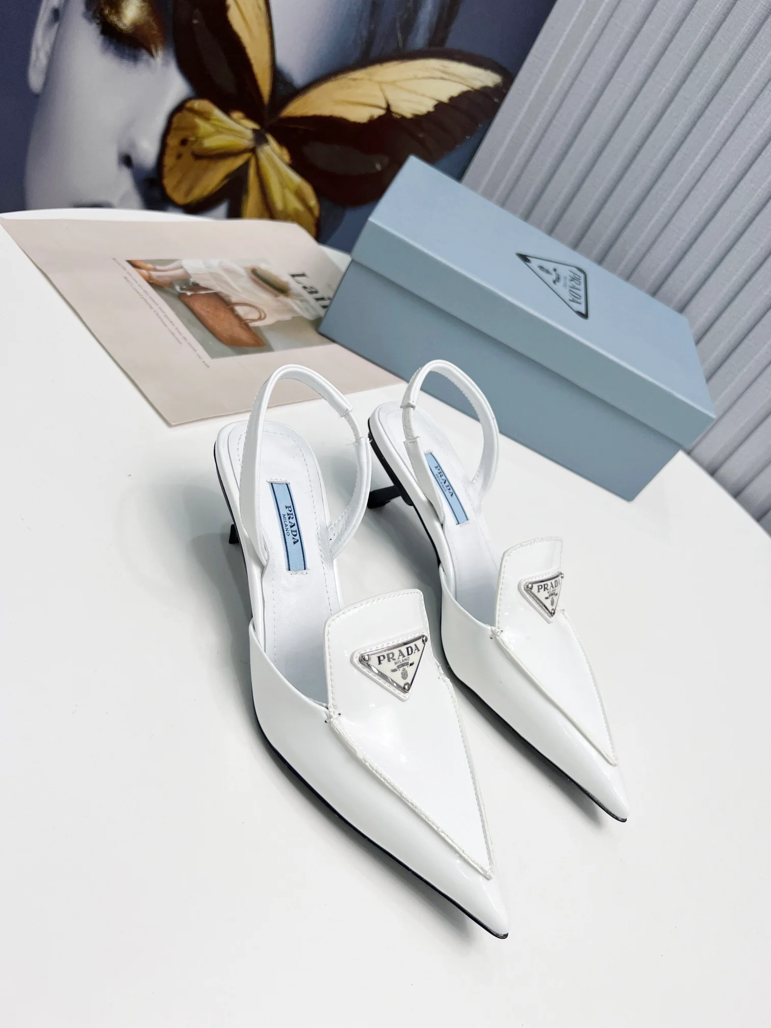 Prada - Белые сандалии с острым носком