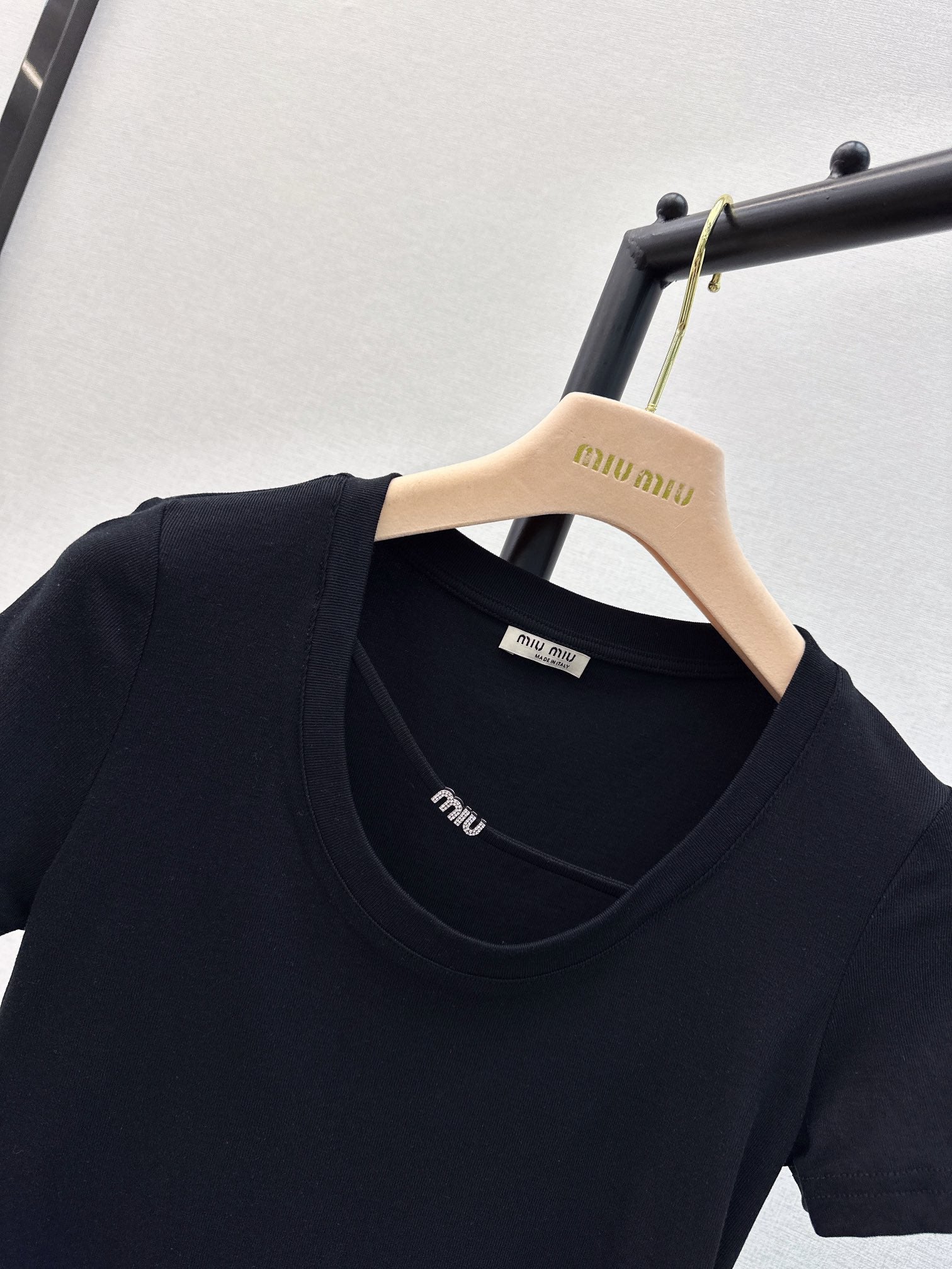 Miu Miu-2404 - Весенне-летняя новинка. Приталенная футболка с U-образным вырезом, черная.