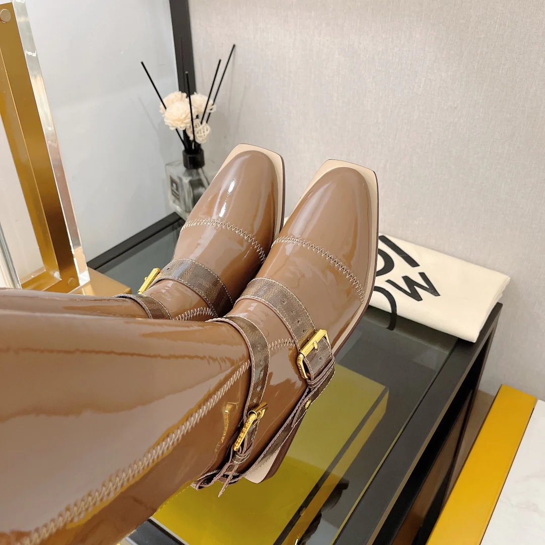 Новинка сезона осень/зима 2022 от Fendi - Ботинки из эластичной лакированной кожи, серия FFrame - Ботинки на плоской подошве