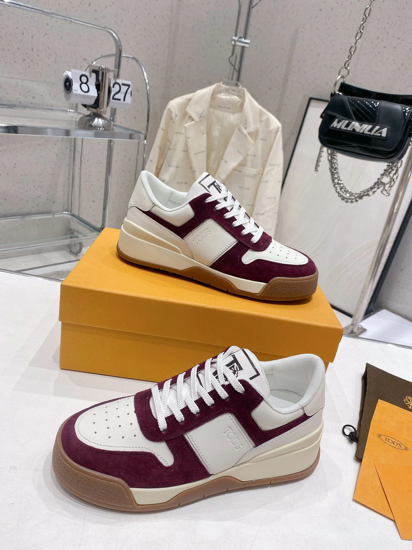 Весенняя коллекция Tods 2023 — Повседневная обувь — Парная модель — Коричневая подошва с бордовой отделкой