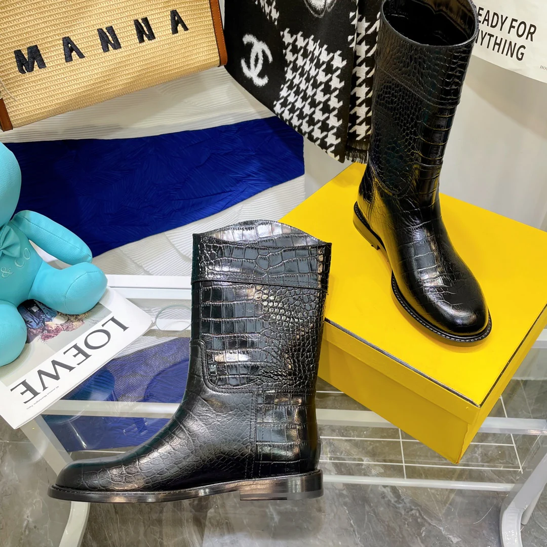 Кожаные сапоги Fendi до середины икры - черные