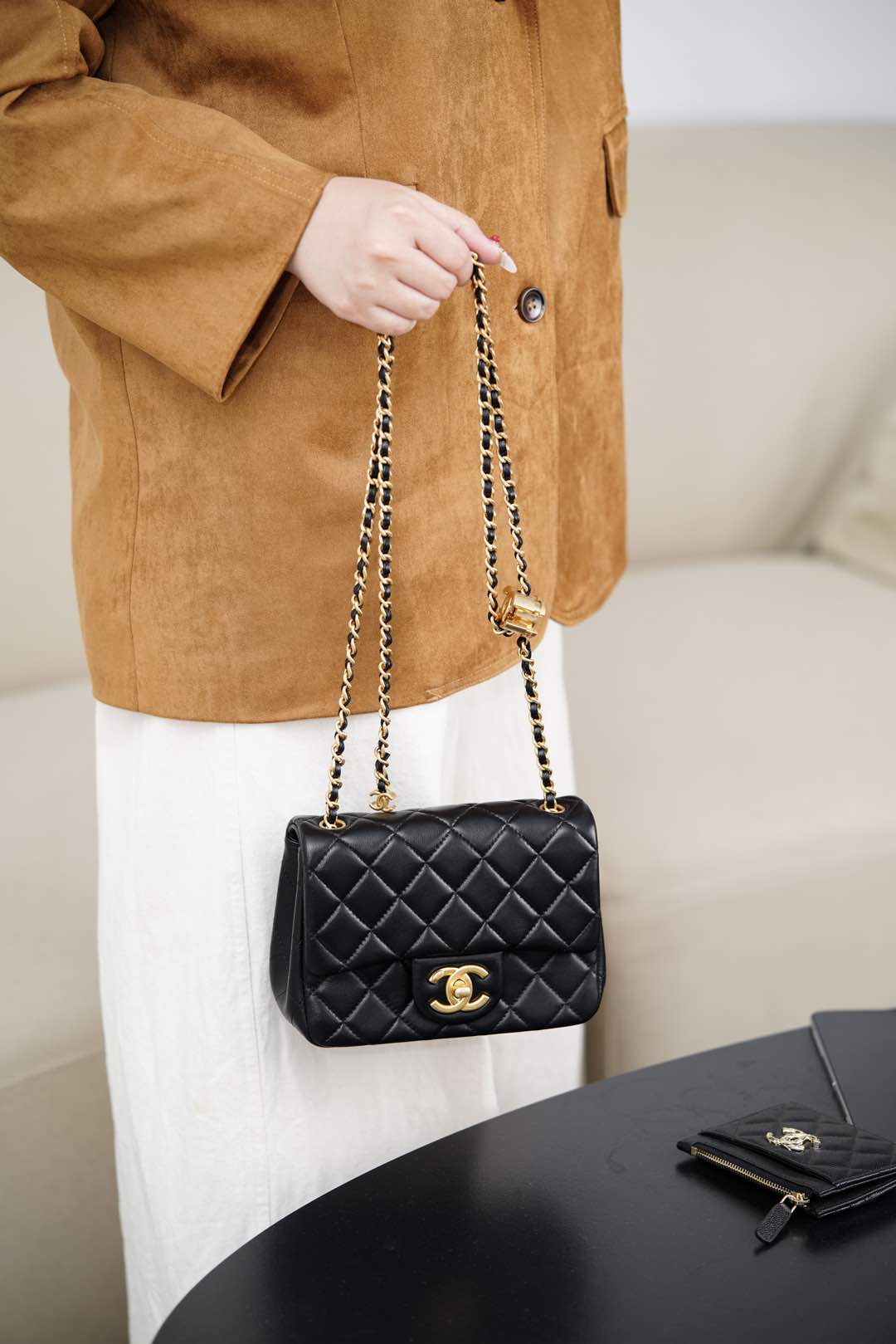 Сумка Chanel 25B Double C Chain Square Fat Bag - черная, маленькая, с золотой пряжкой.