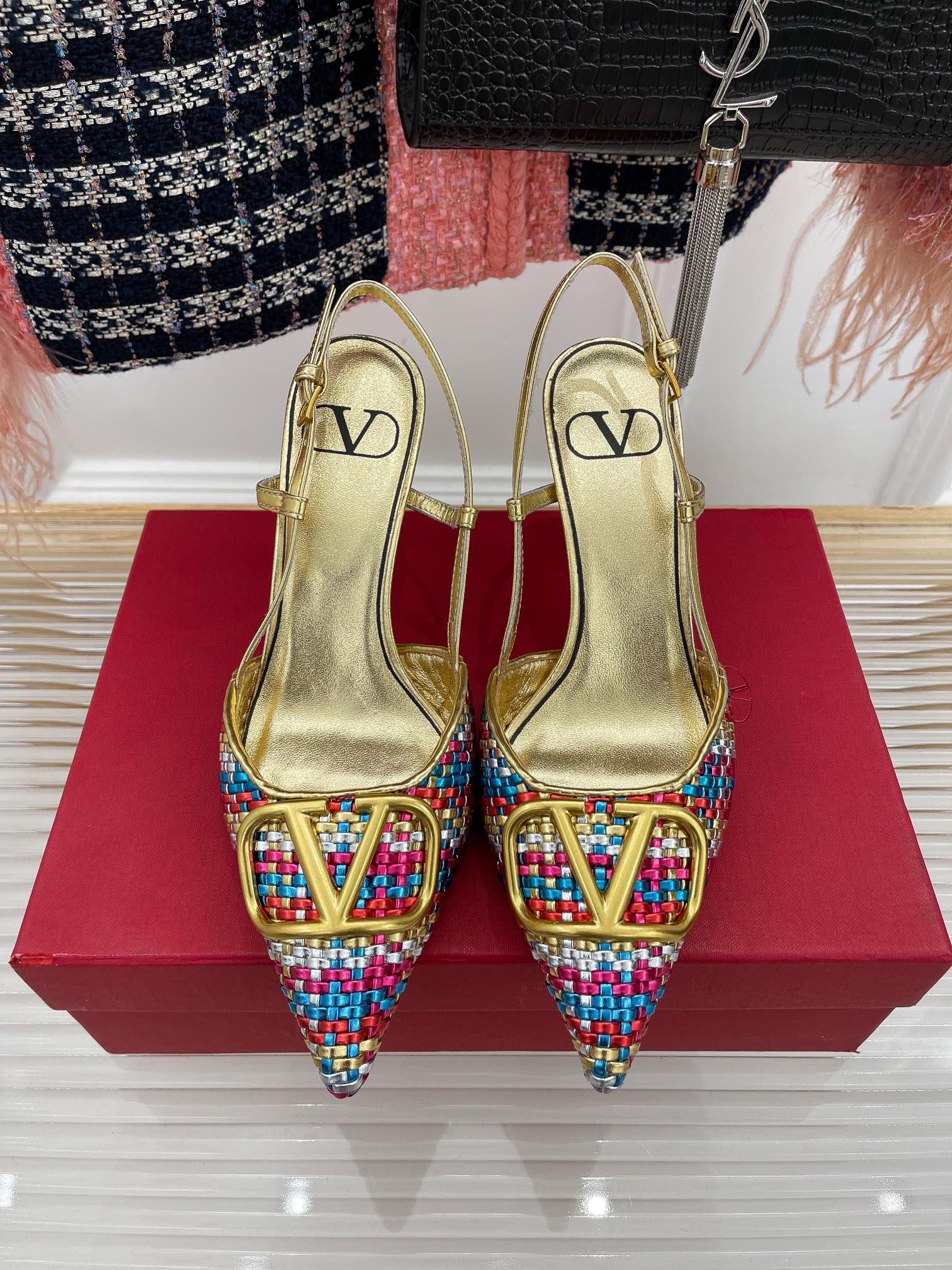 Новинка сезона весна/лето 2023 от Valentino - Босоножки на высоком каблуке с V-образной пряжкой - 8 см - Разноцветные